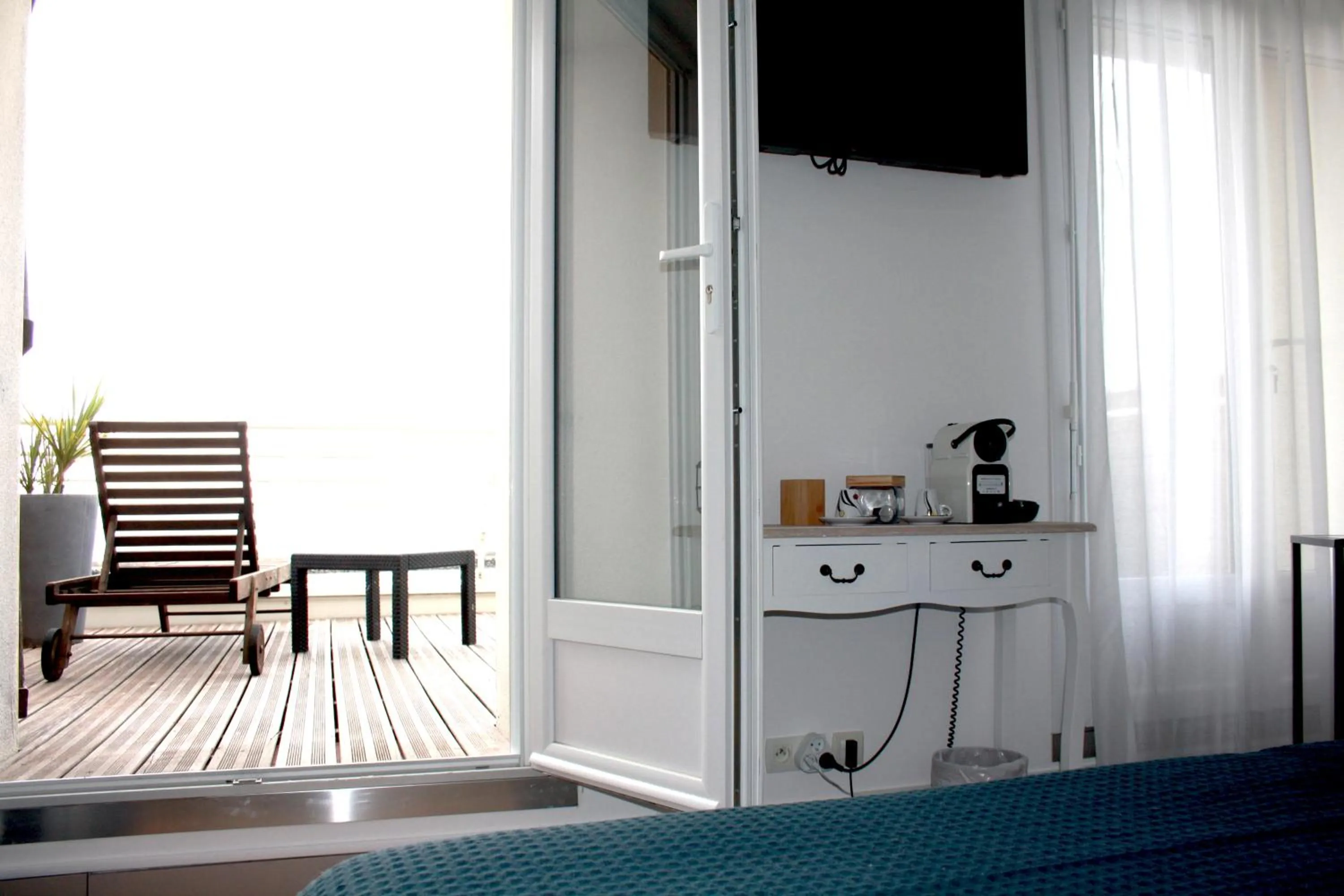 TV and multimedia in Logis Hôtel Sea View