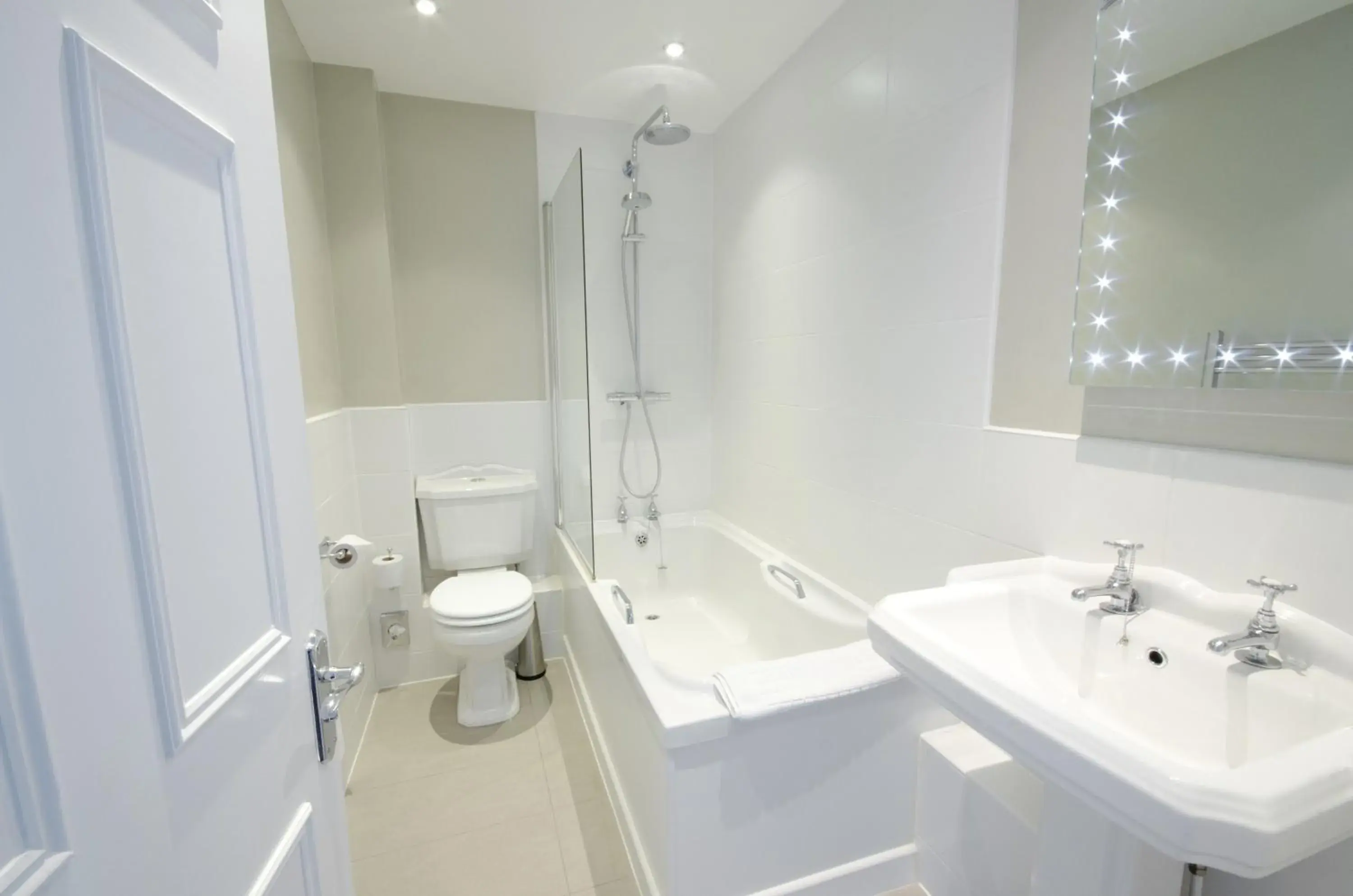 Bathroom in Hatton Court Hotel