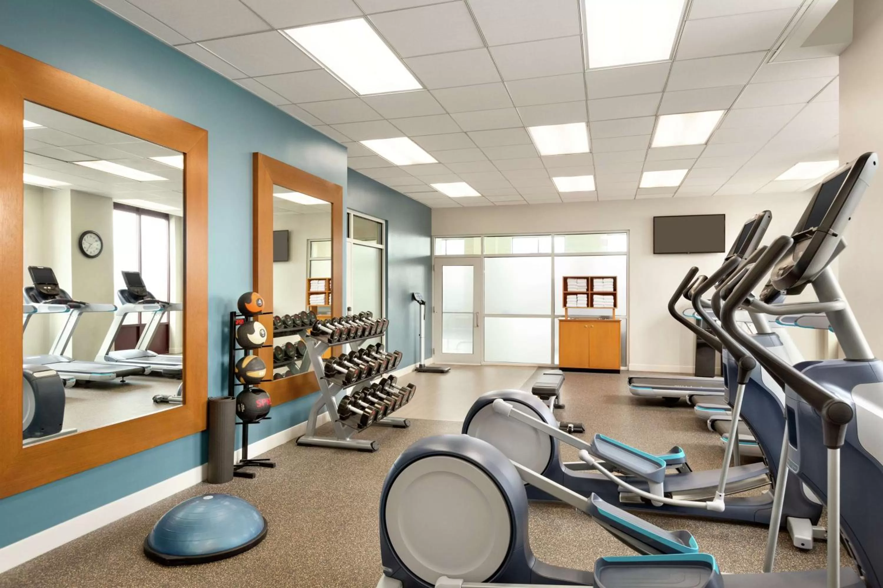 Fitness centre/facilities in Embassy Suites Boston at Logan Airport