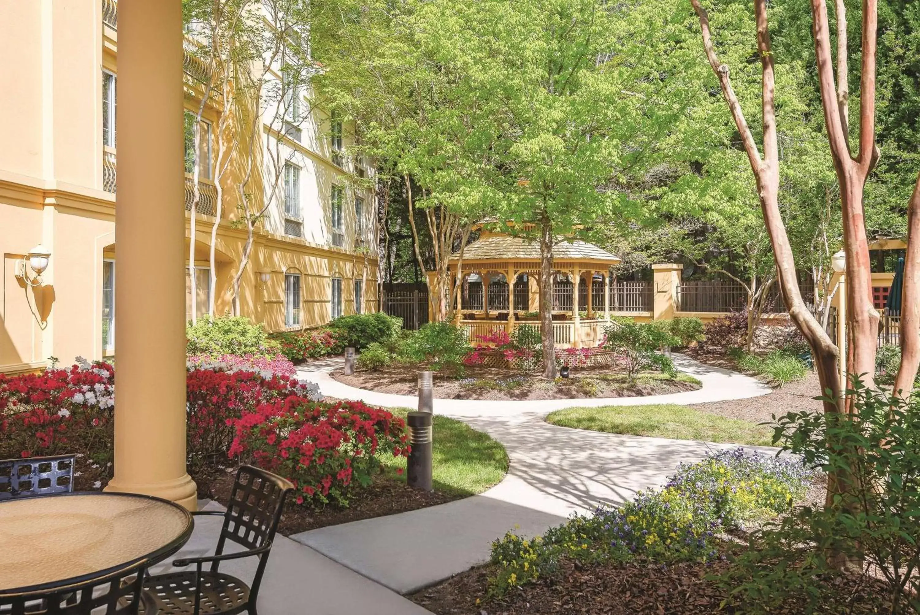 Property Building in La Quinta Inn & Suites by Wyndham University Area Chapel Hill