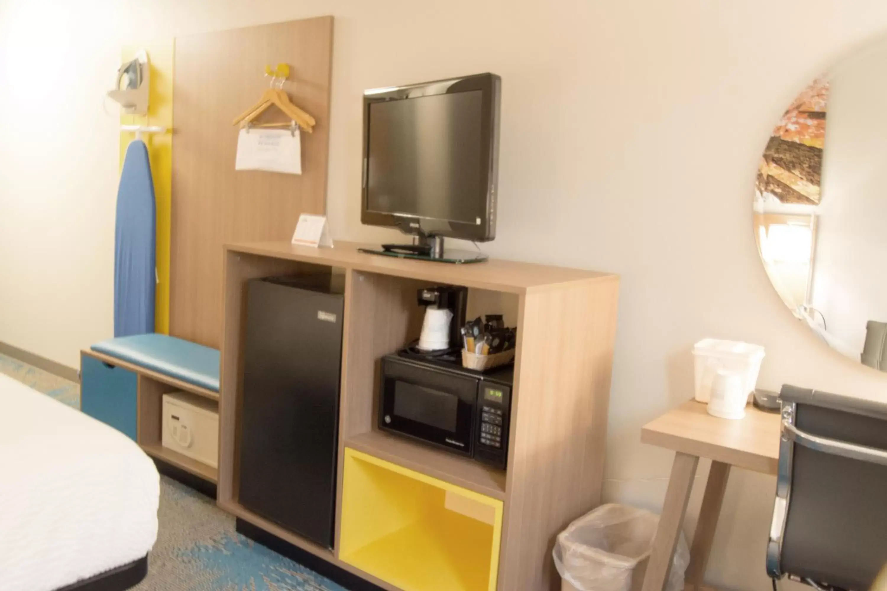 TV and multimedia, TV/Entertainment Center in Days Inn by Wyndham Marquette