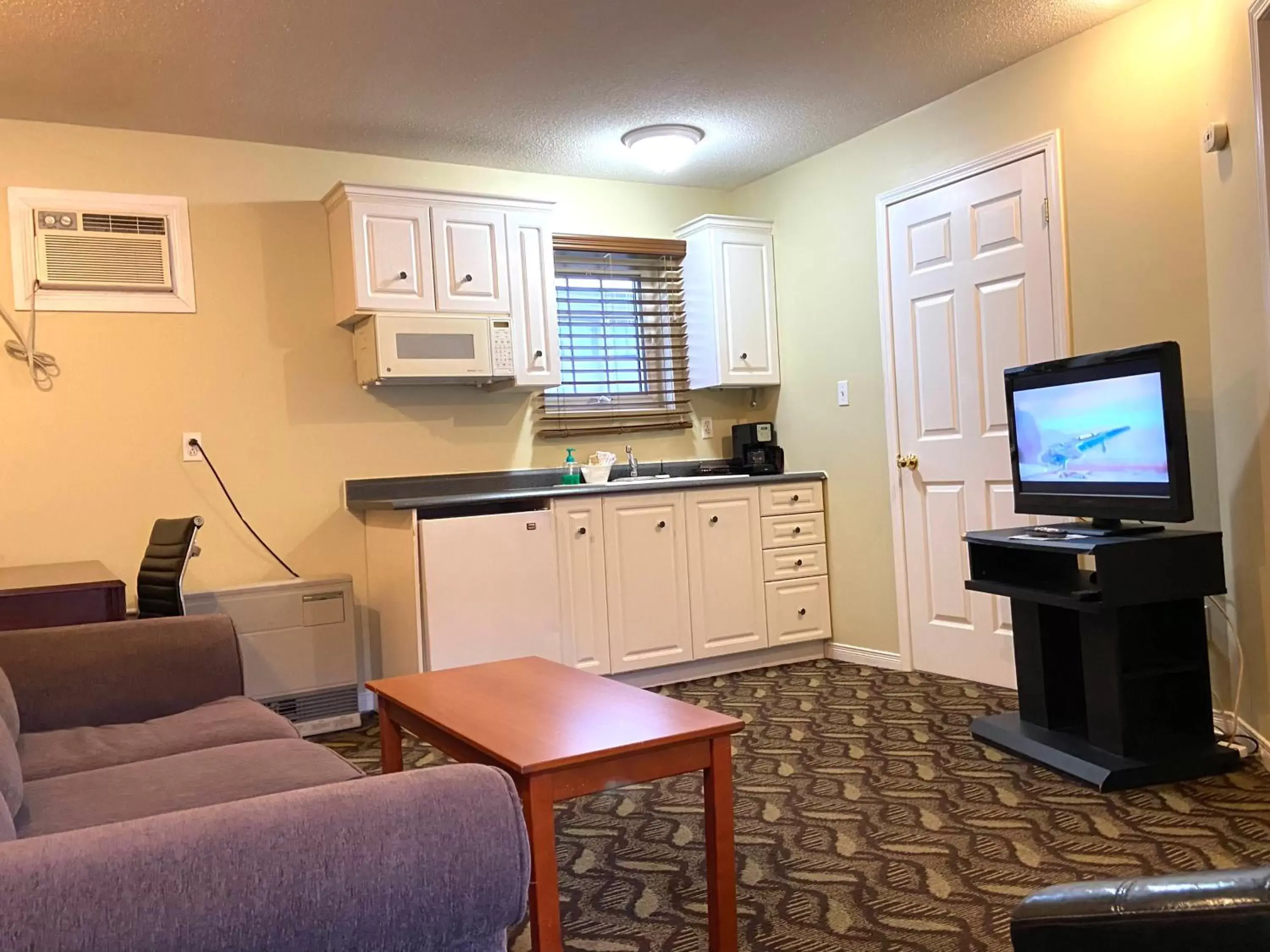 Kitchen/Kitchenette in Lakeshore Suites