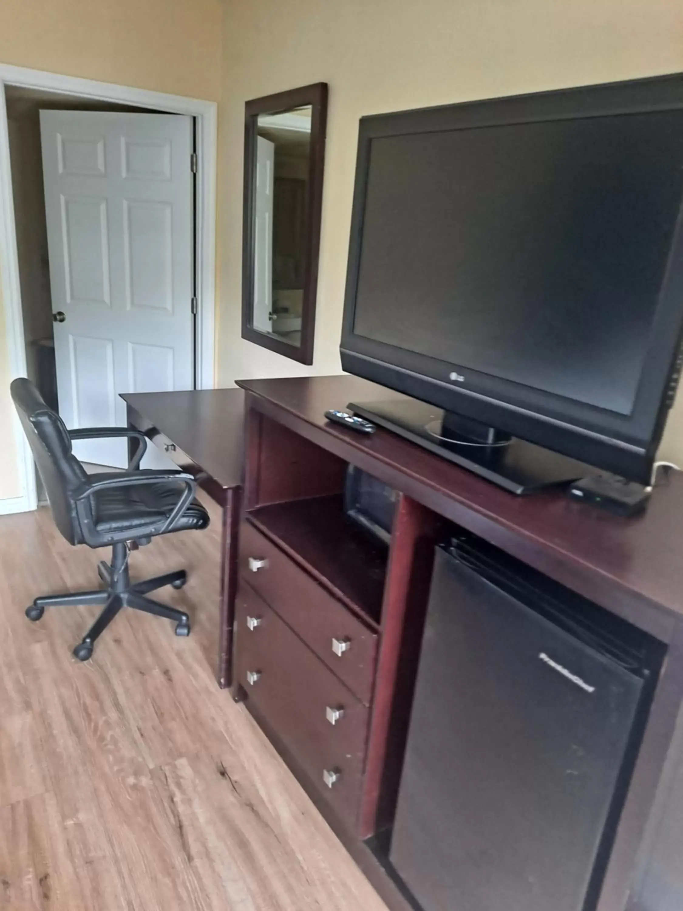 TV and multimedia, TV/Entertainment Center in Days Inn by Wyndham Gainesville University