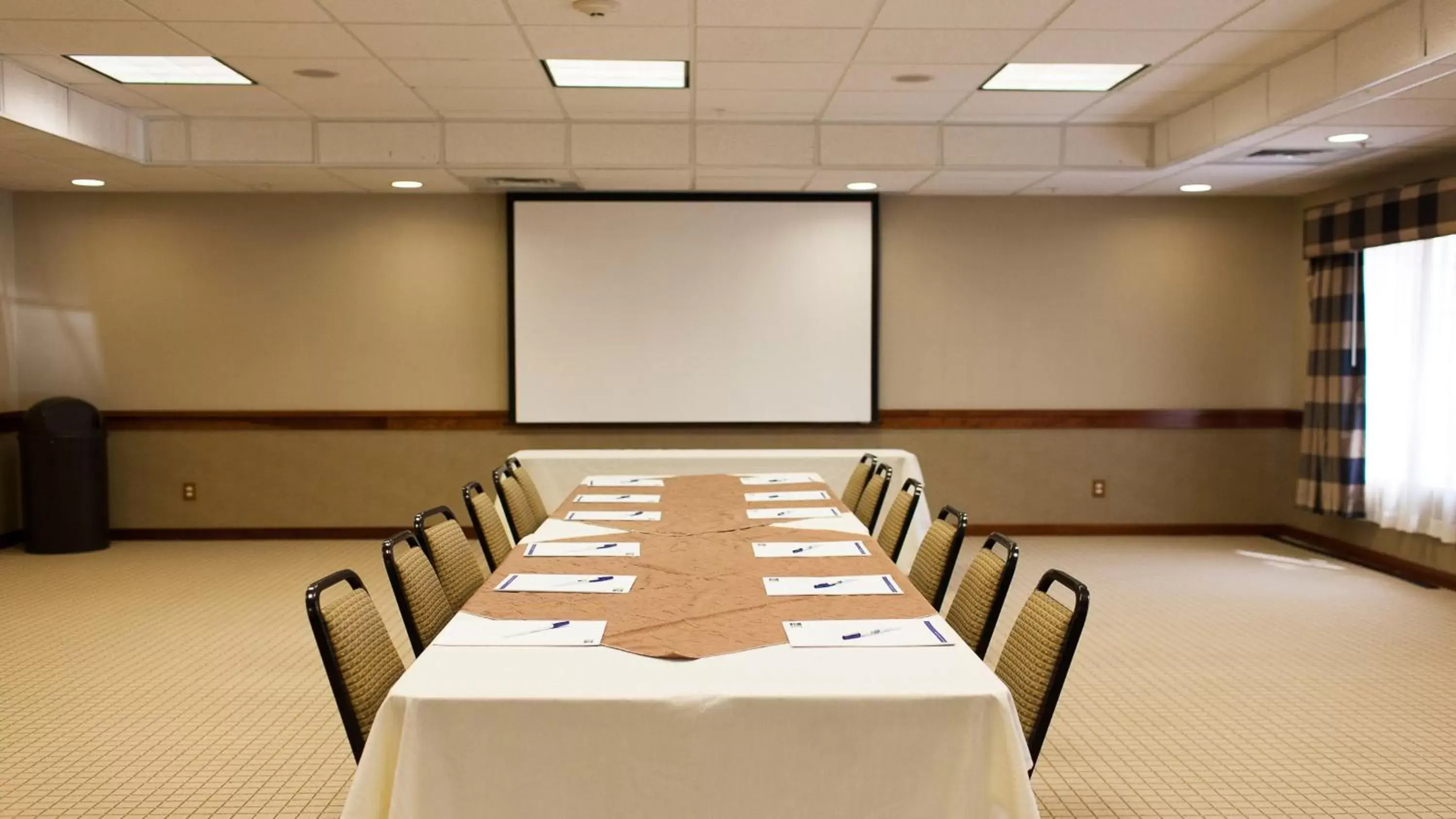 Meeting/conference room in Holiday Inn Express Turlock, an IHG Hotel
