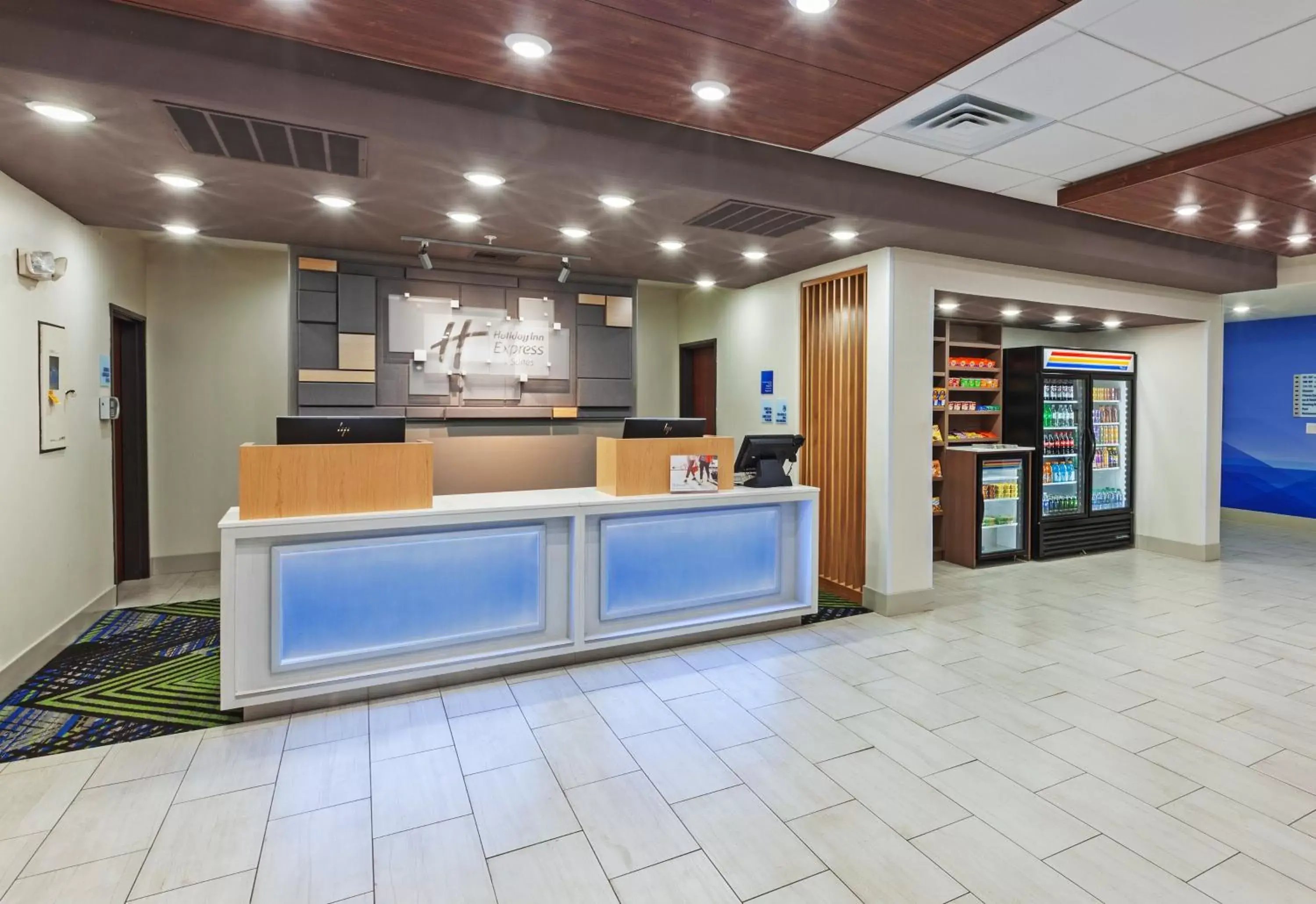 Property building, Lobby/Reception in Holiday Inn Express Sealy, an IHG Hotel