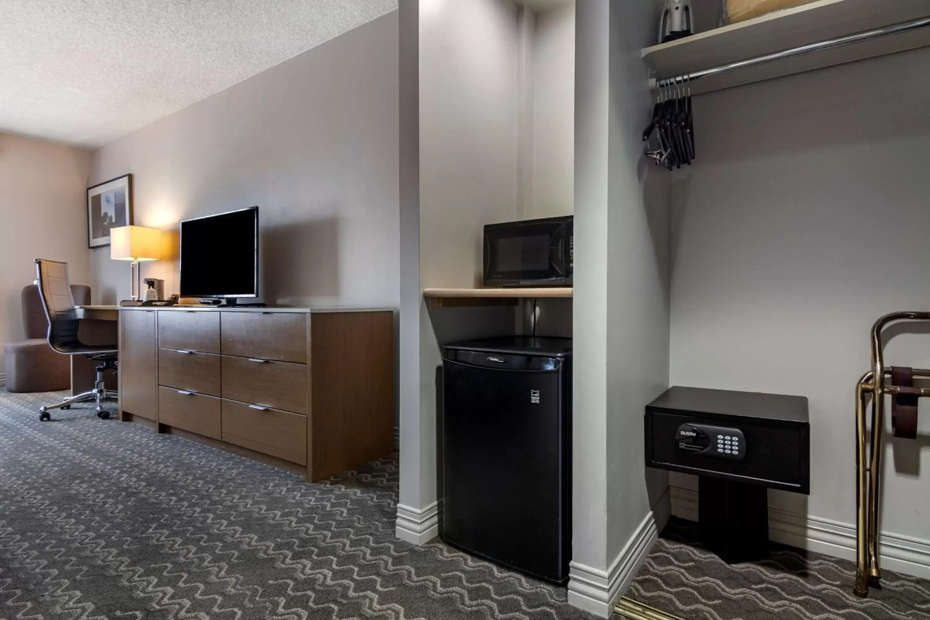 TV/Entertainment Center in Best Western Plus Vancouver Airport Hotel