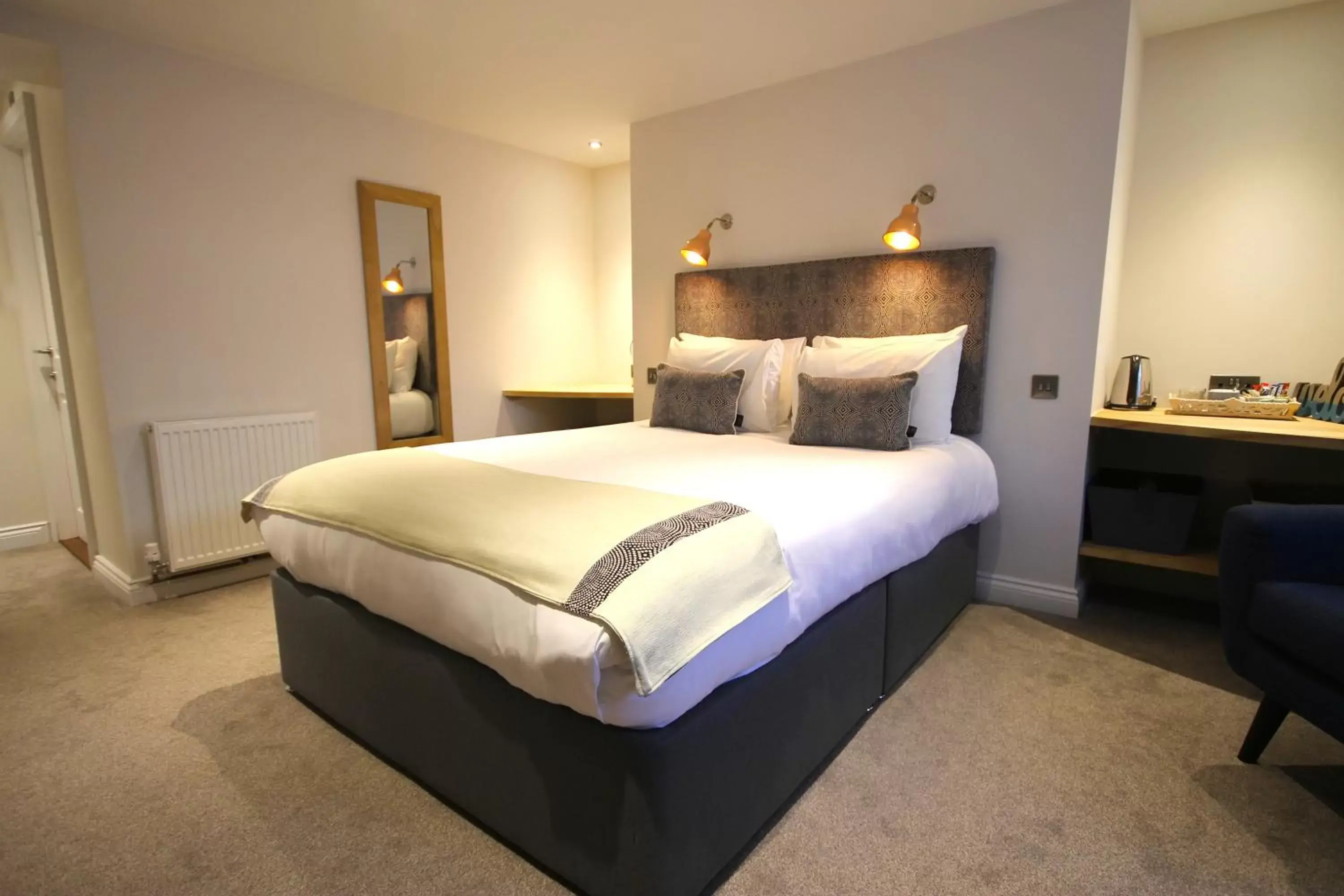 Photo of the whole room, Bed in Andover House Hotel & Restaurant - Adults only