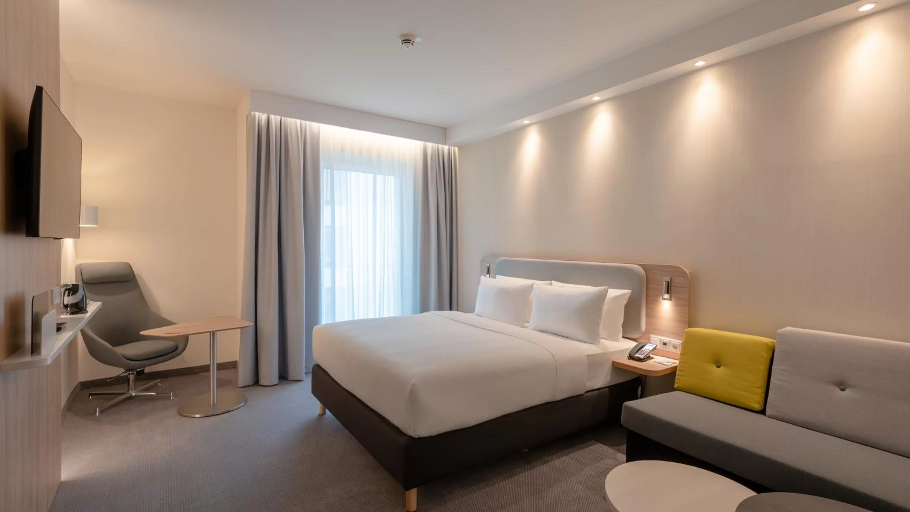 Living room, Bed in Holiday Inn Express - MUNICH NORTH by IHG