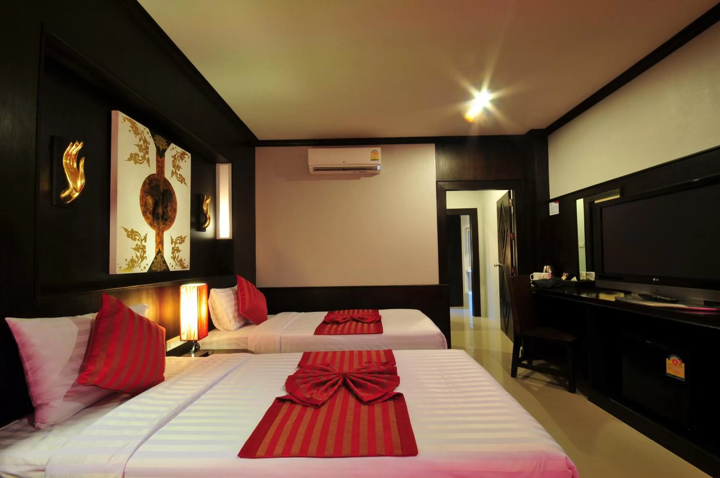 Photo of the whole room, Bed in Maleedee Bay Resort
