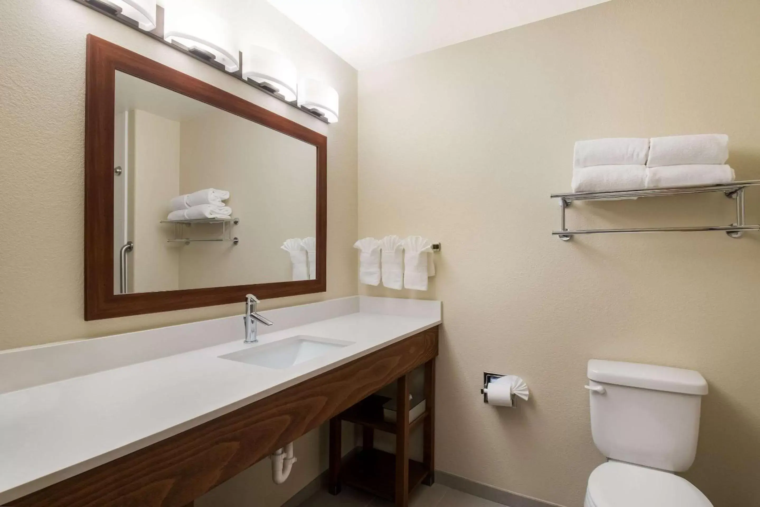 Bedroom, Bathroom in Comfort Inn Fort Morgan
