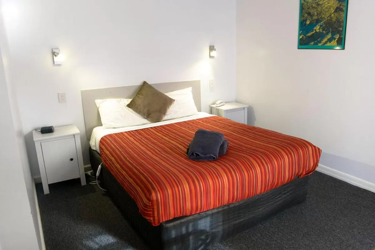 Property building, Bed in Bandicoot Motor Inn Hamilton