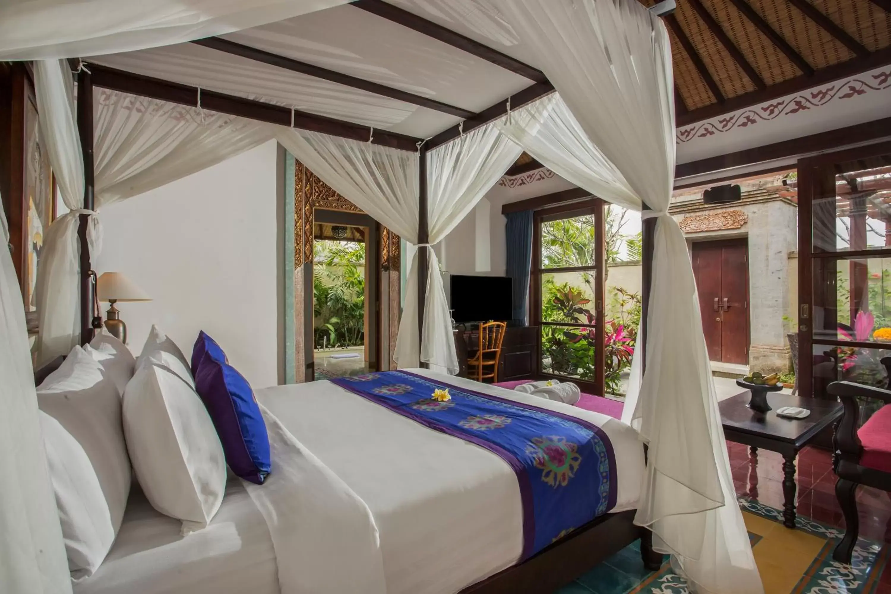 Photo of the whole room, Bed in Dwaraka The Royal Villas