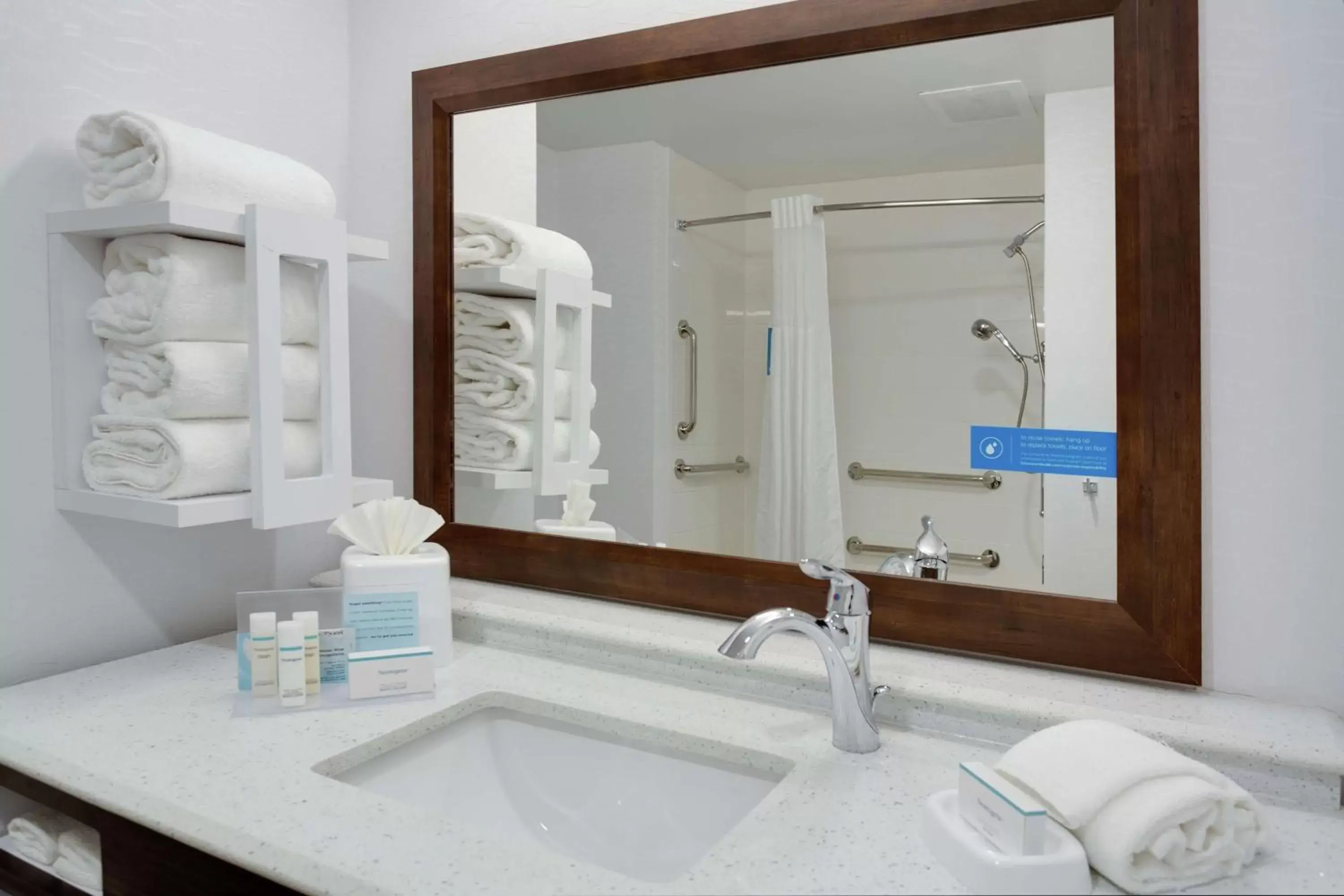 King Room with Accessible Tub - Mobility and Hearing Access/Non-Smoking in Hampton Inn and Suites Jacksonville/Orange Park, FL King Room with Accessible Tub - Mobility and Hearing Access/Non-Smoking in Hampton Inn and Suites Jacksonville/Orange Park, FL