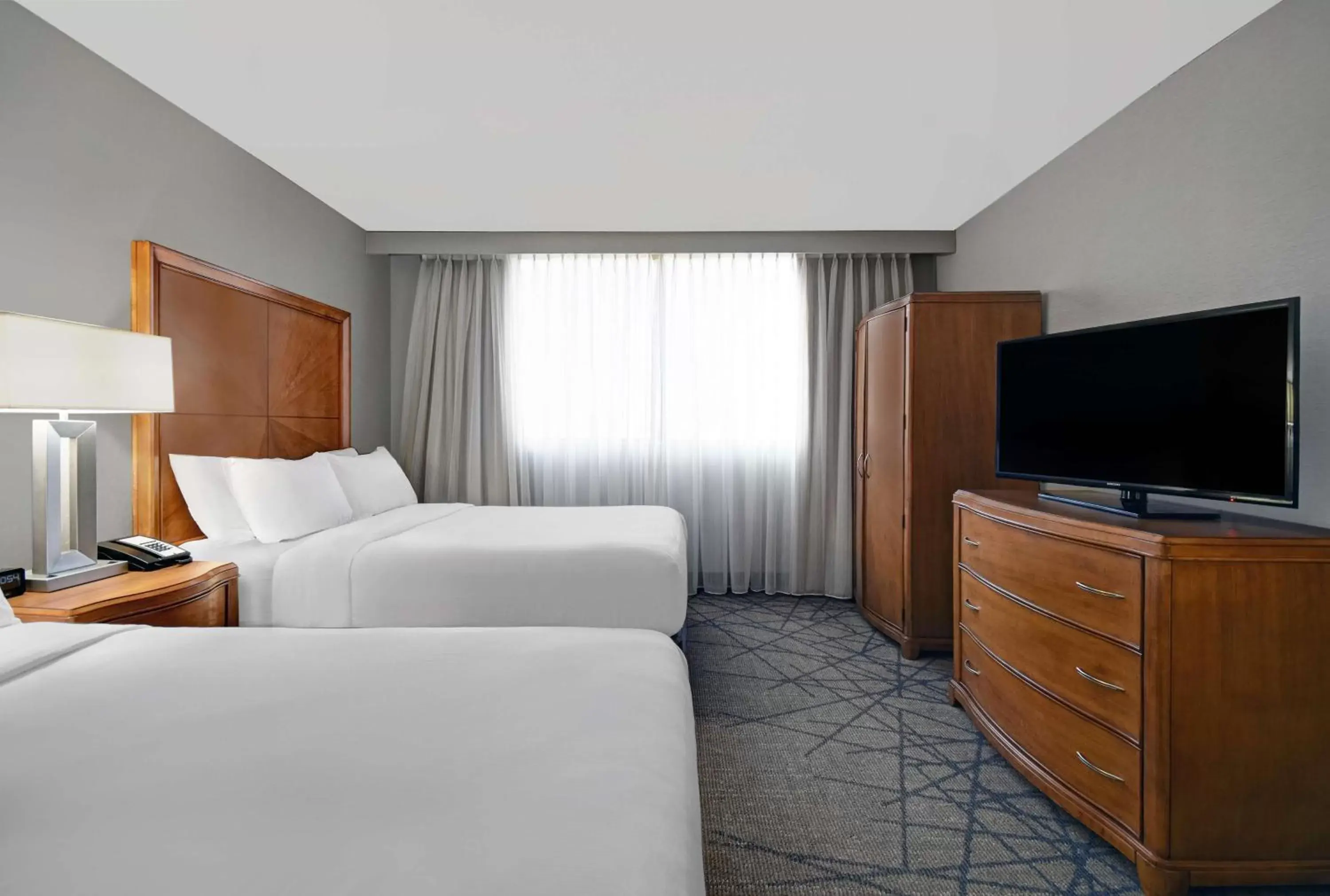 Bedroom, TV/Entertainment Center in Embassy Suites by Hilton Detroit - Livonia/Novi