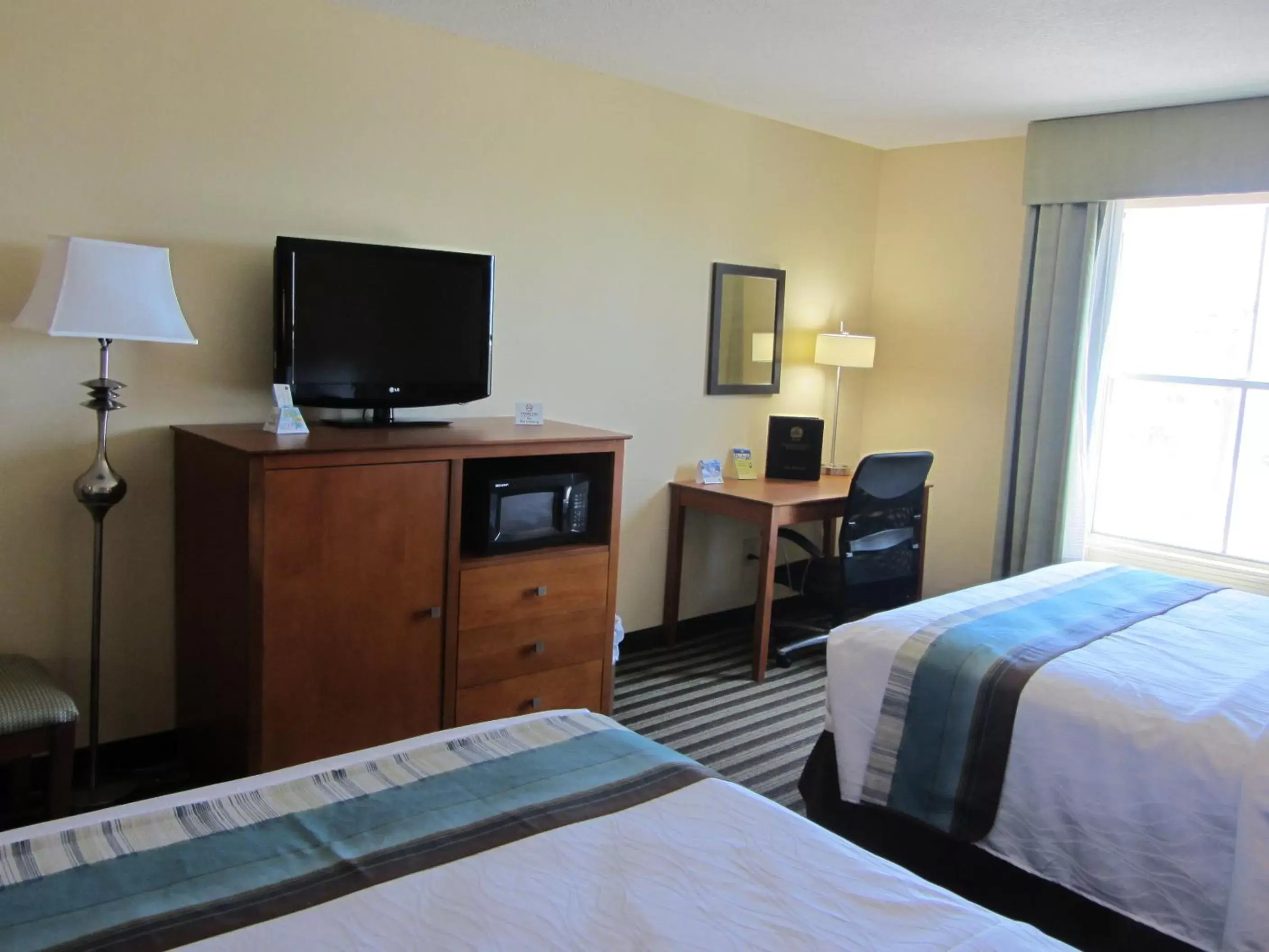 Bedroom, TV/Entertainment Center in Best Western Plus Seawall Inn & Suites by the Beach
