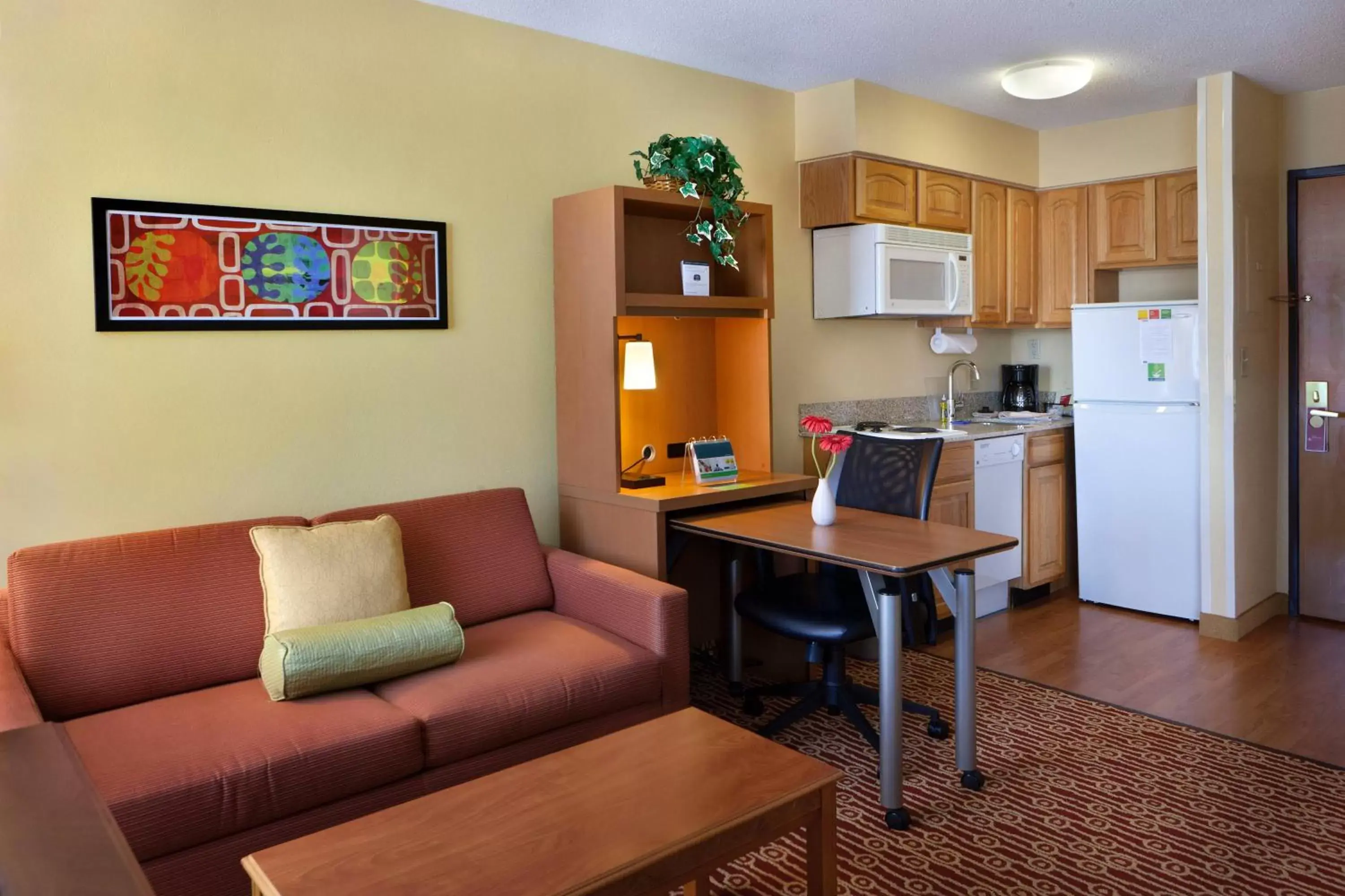 Kitchen or kitchenette, Seating Area in TownePlace Suites Wilmington Newark / Christiana