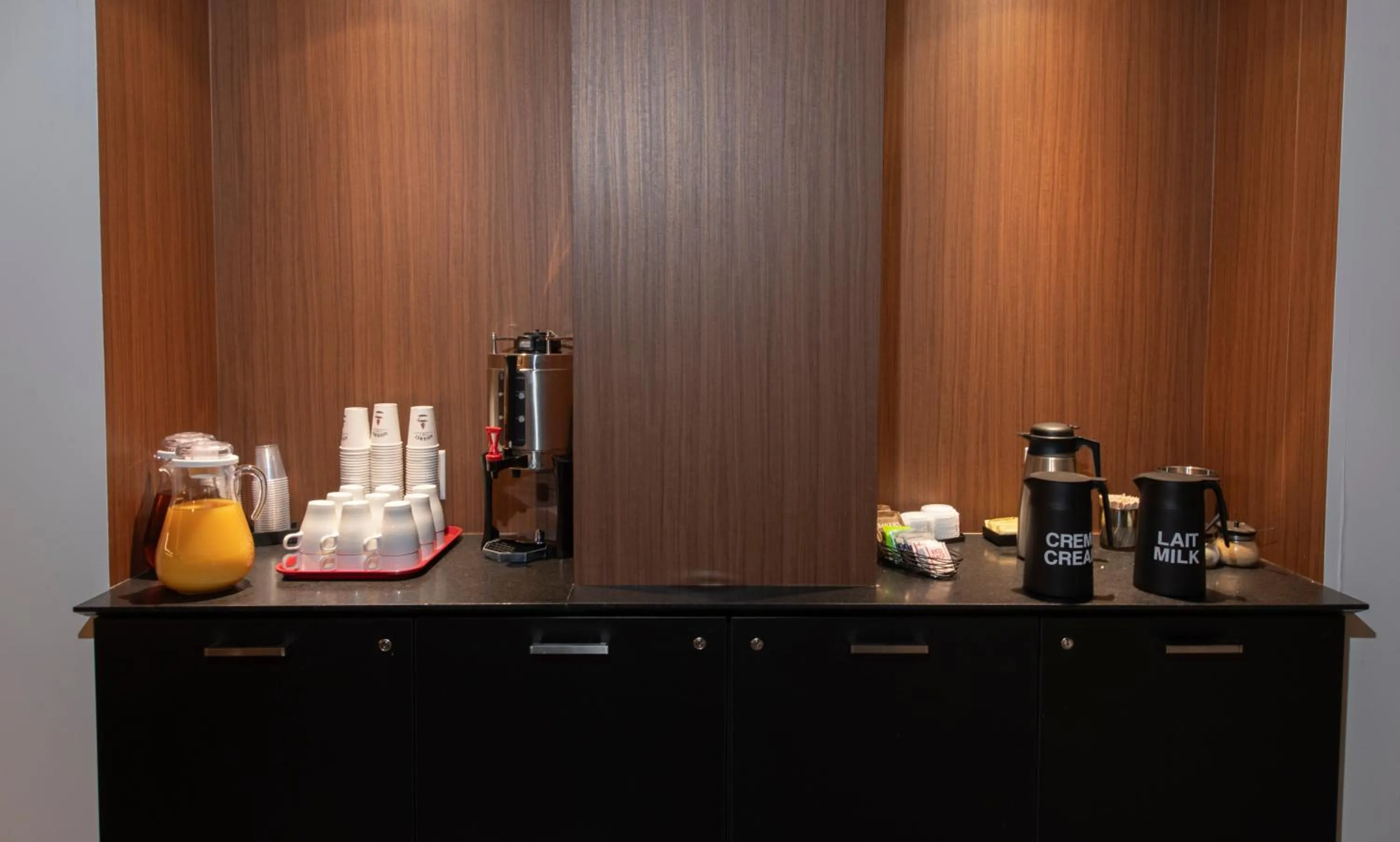 Breakfast in Grand Times Hotel – Aeroport de Quebec