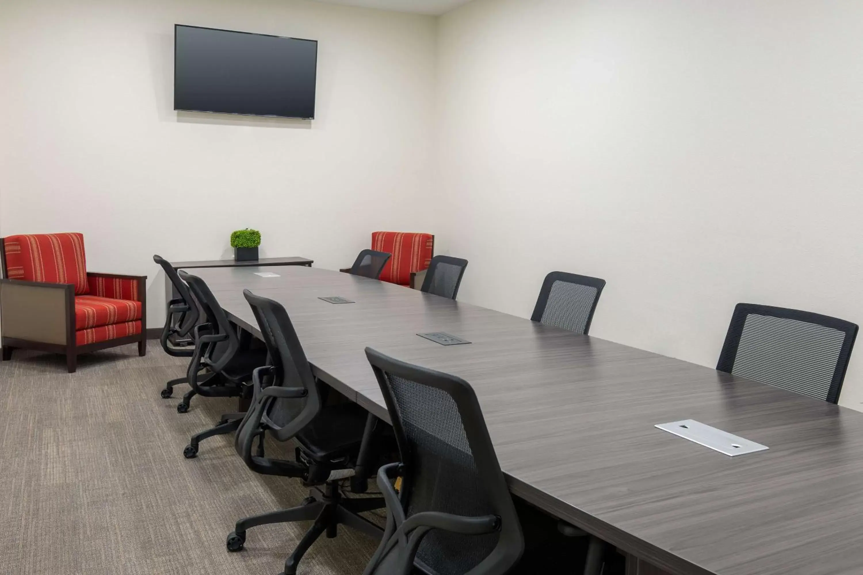 Meeting/conference room in Magnolia Pointe; BW Signature Collection