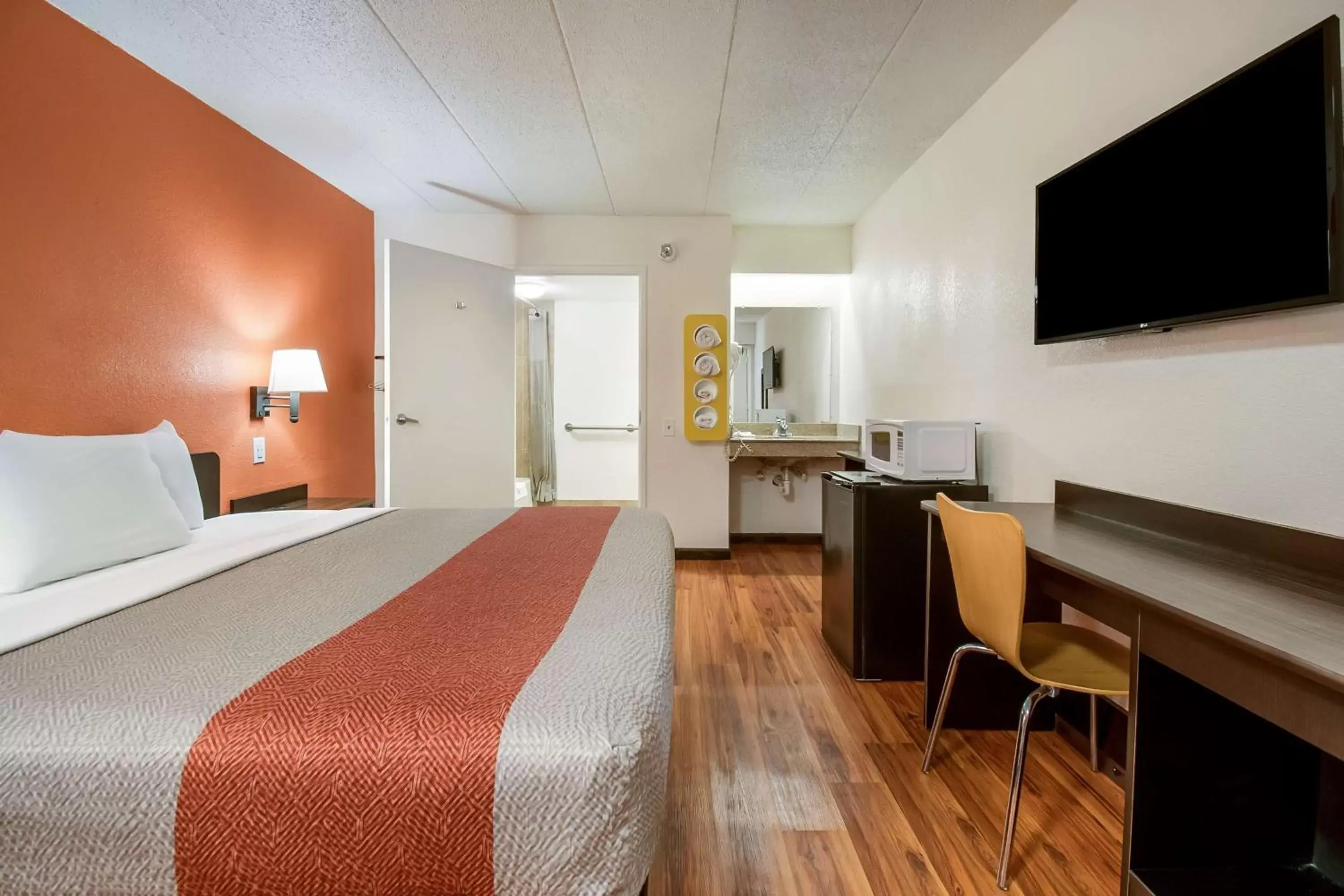 TV and multimedia, Bed in Motel 6-Grove City, OH