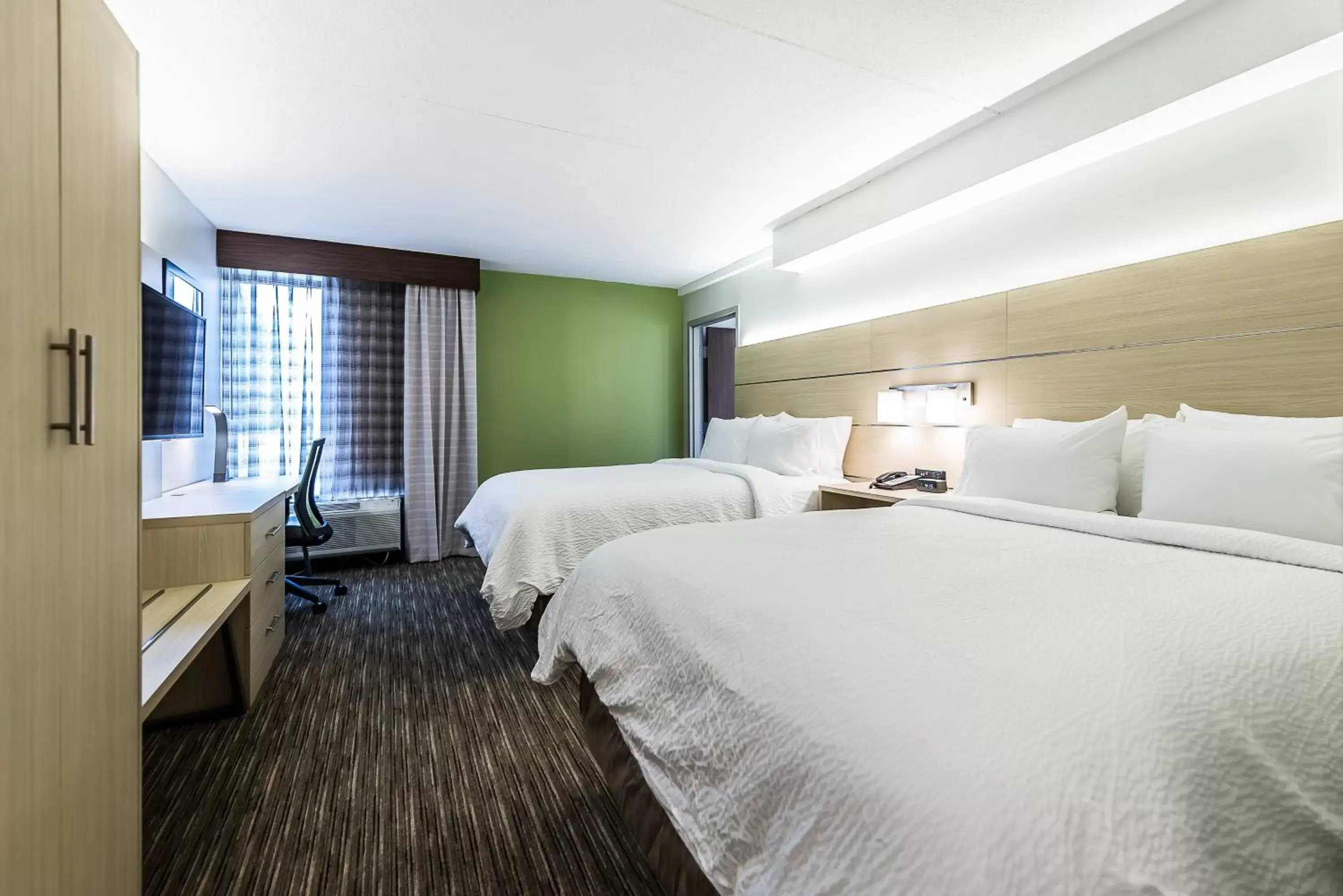 Photo of the whole room, Bed in Holiday Inn Express Flint-Campus Area, an IHG Hotel