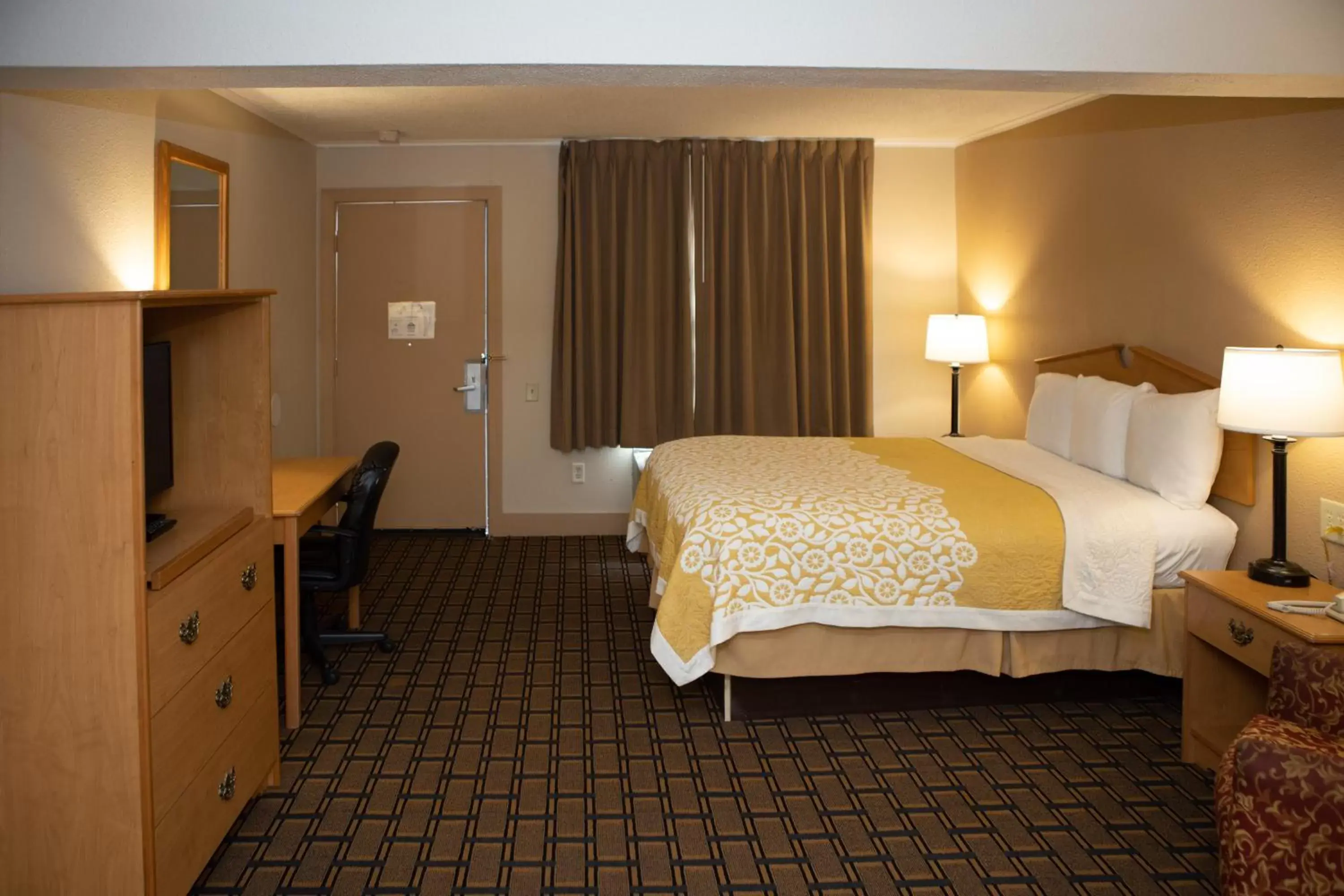 Photo of the whole room, Bed in Days Inn by Wyndham Fairmont