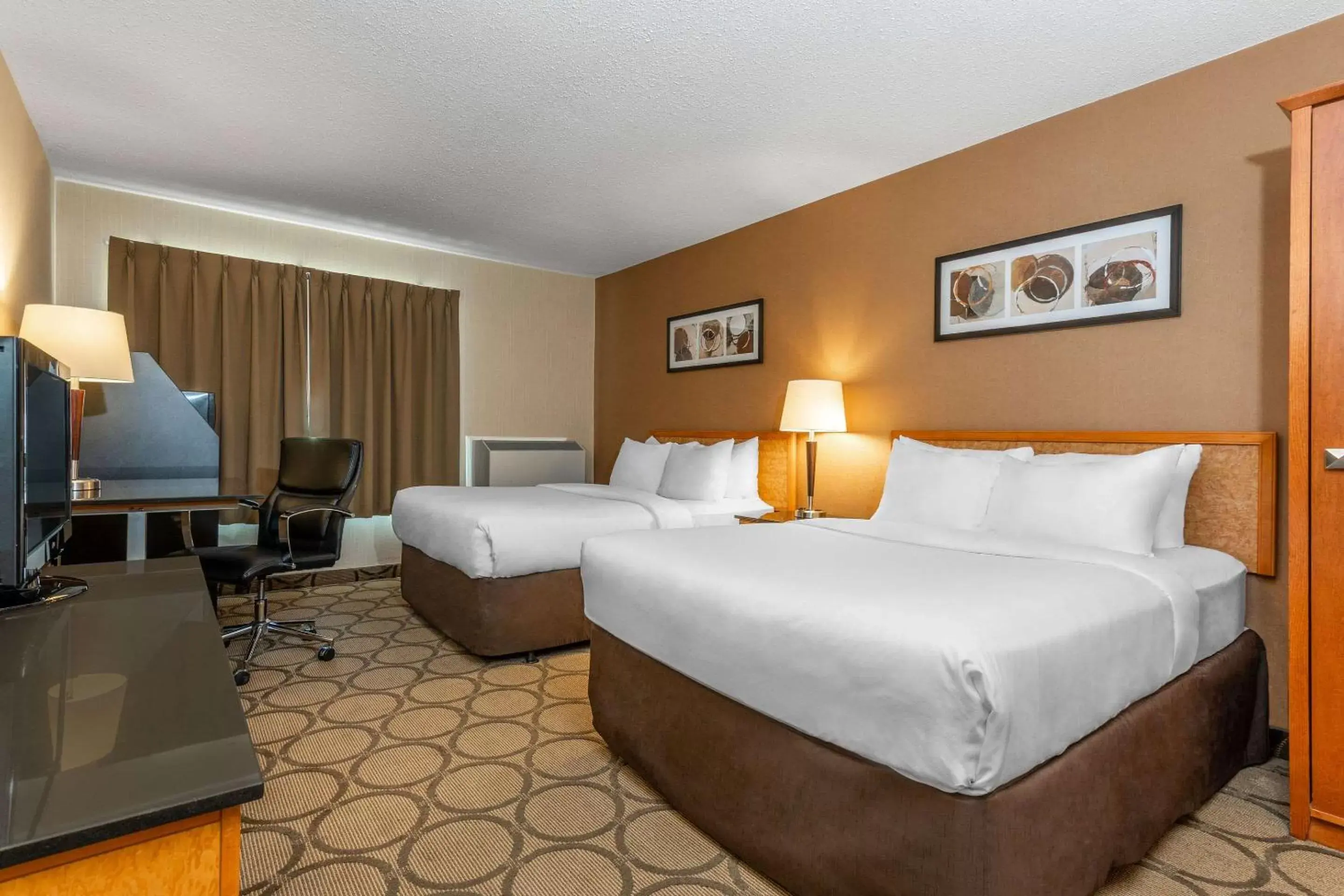 Photo of the whole room, Bed in Comfort Inn Regina