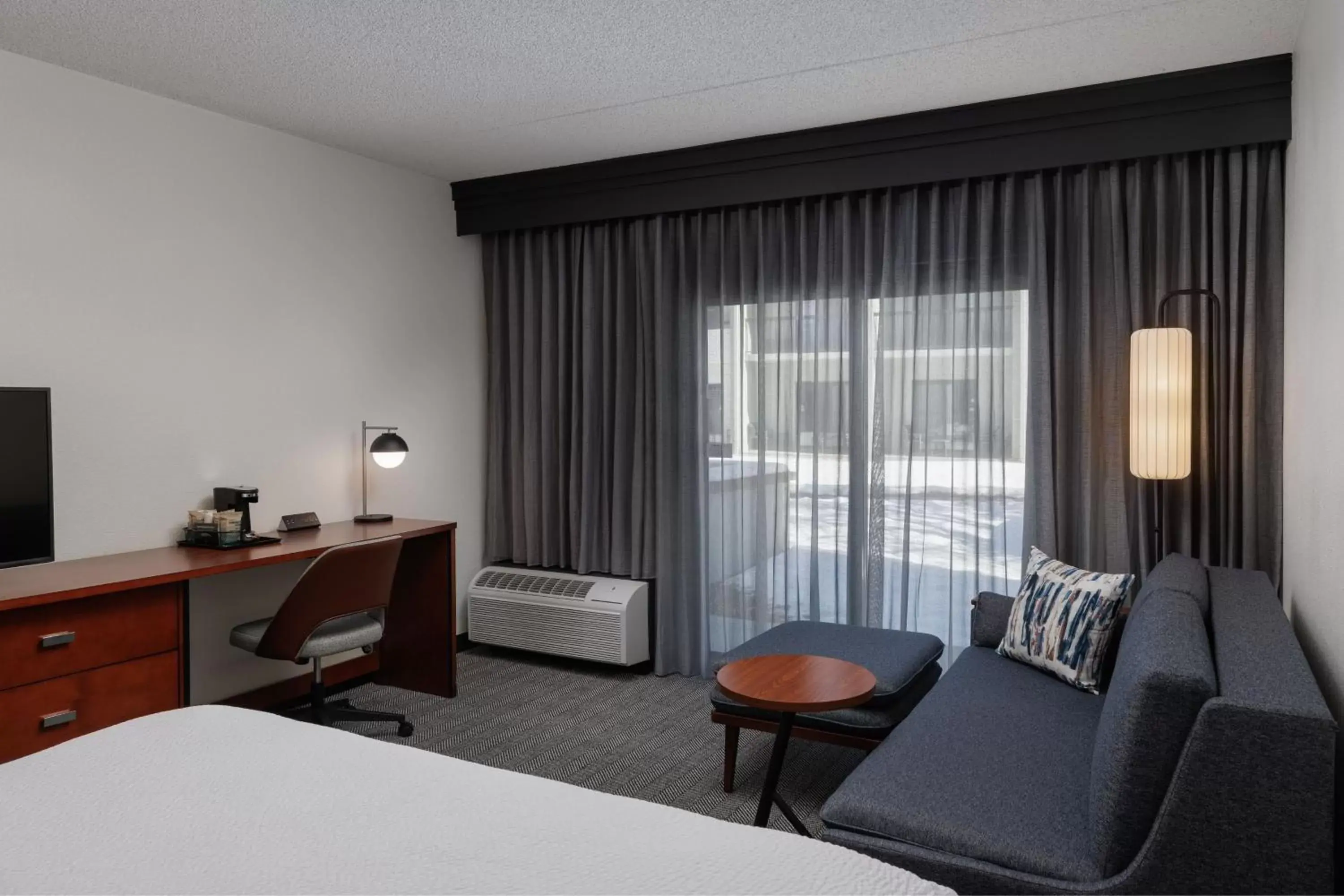 Photo of the whole room, Seating Area in Courtyard by Marriott Denver Central Park