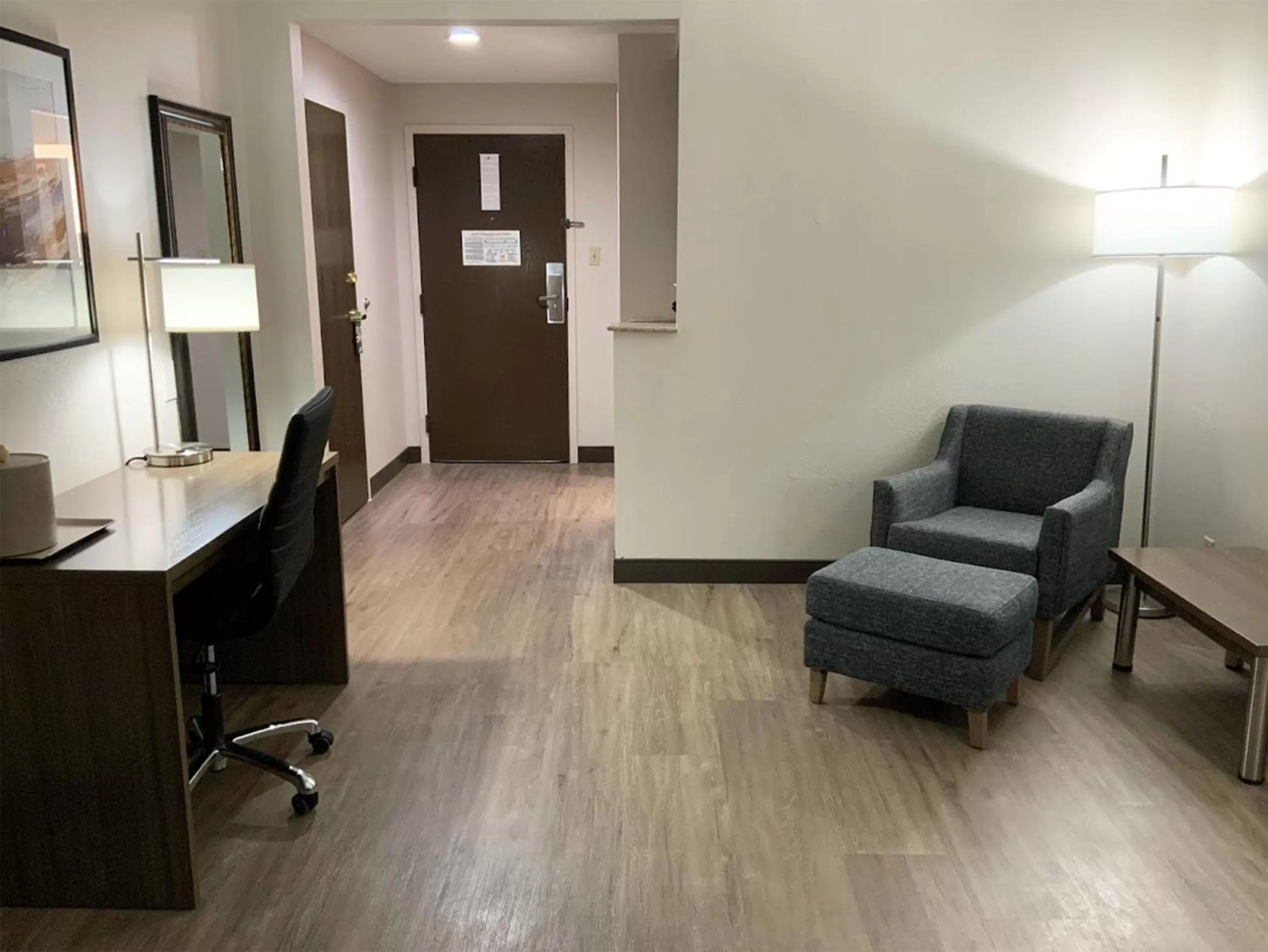 Seating area in Wingate by Wyndham Jackson Ridgeland