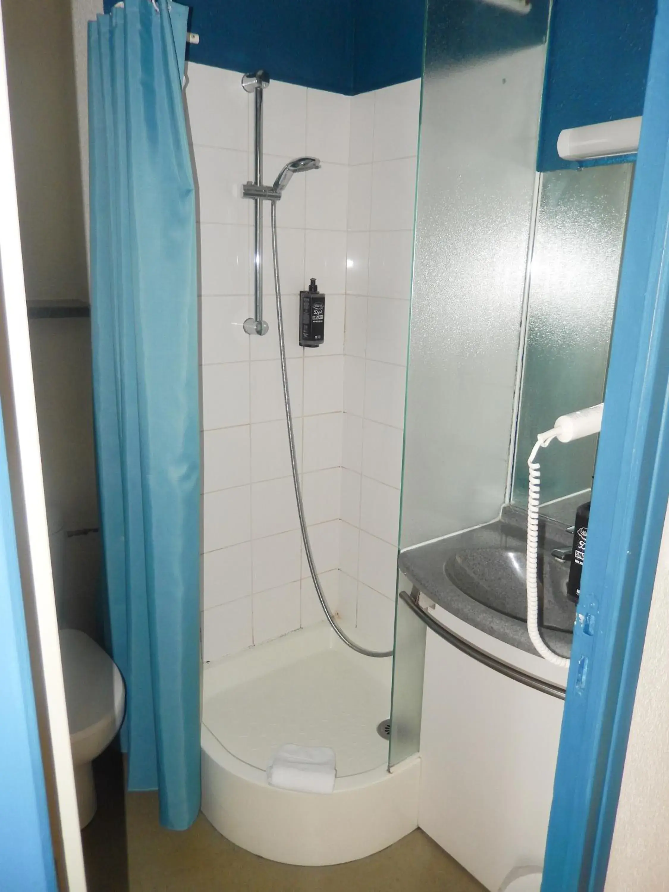 Shower, Bathroom in ibis Budget Boulogne Sur Mer Centre les Ports