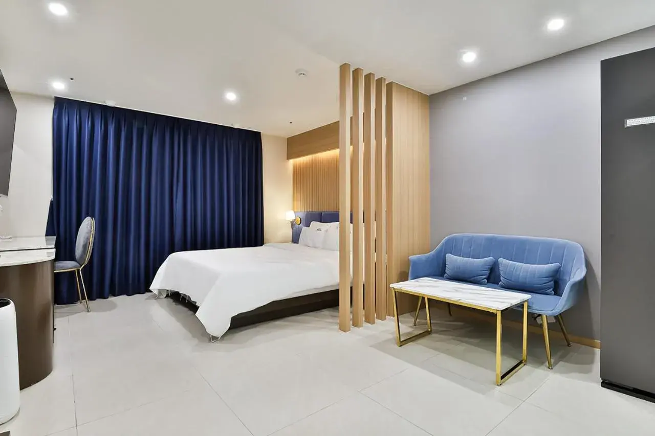Bedroom, Bed in Hotel Palace Gyeongju
