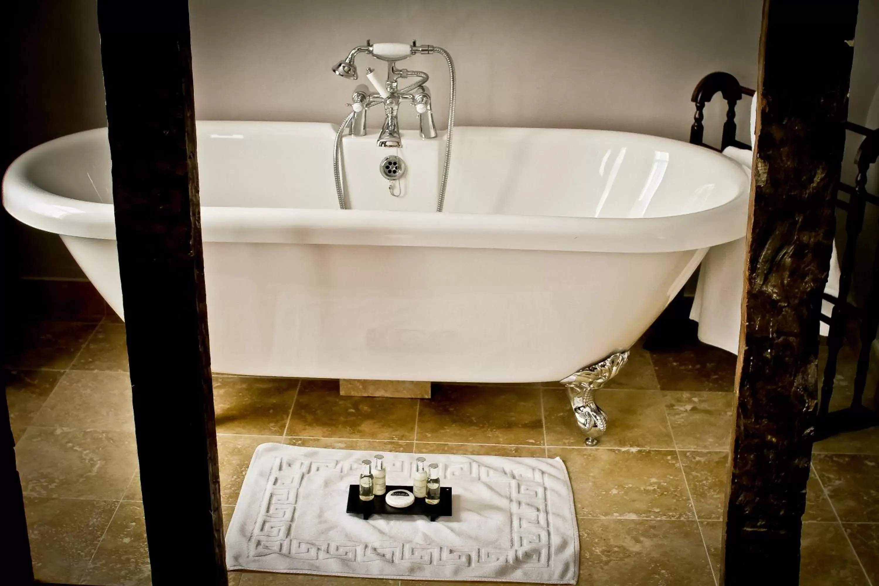 Hot Tub, Bathroom in The Saracens Head Hotel