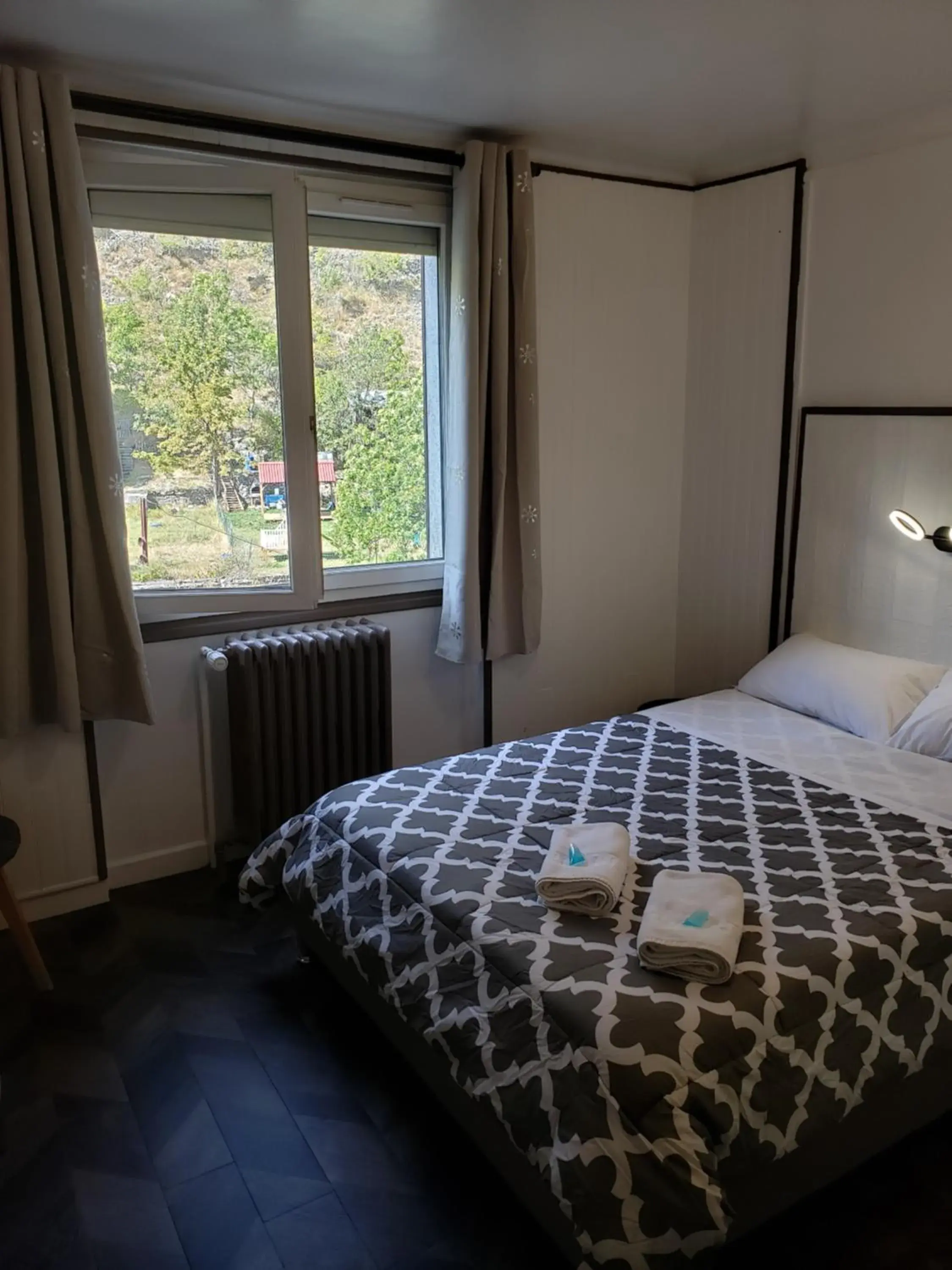 Photo of the whole room, Bed in hotel de la gare