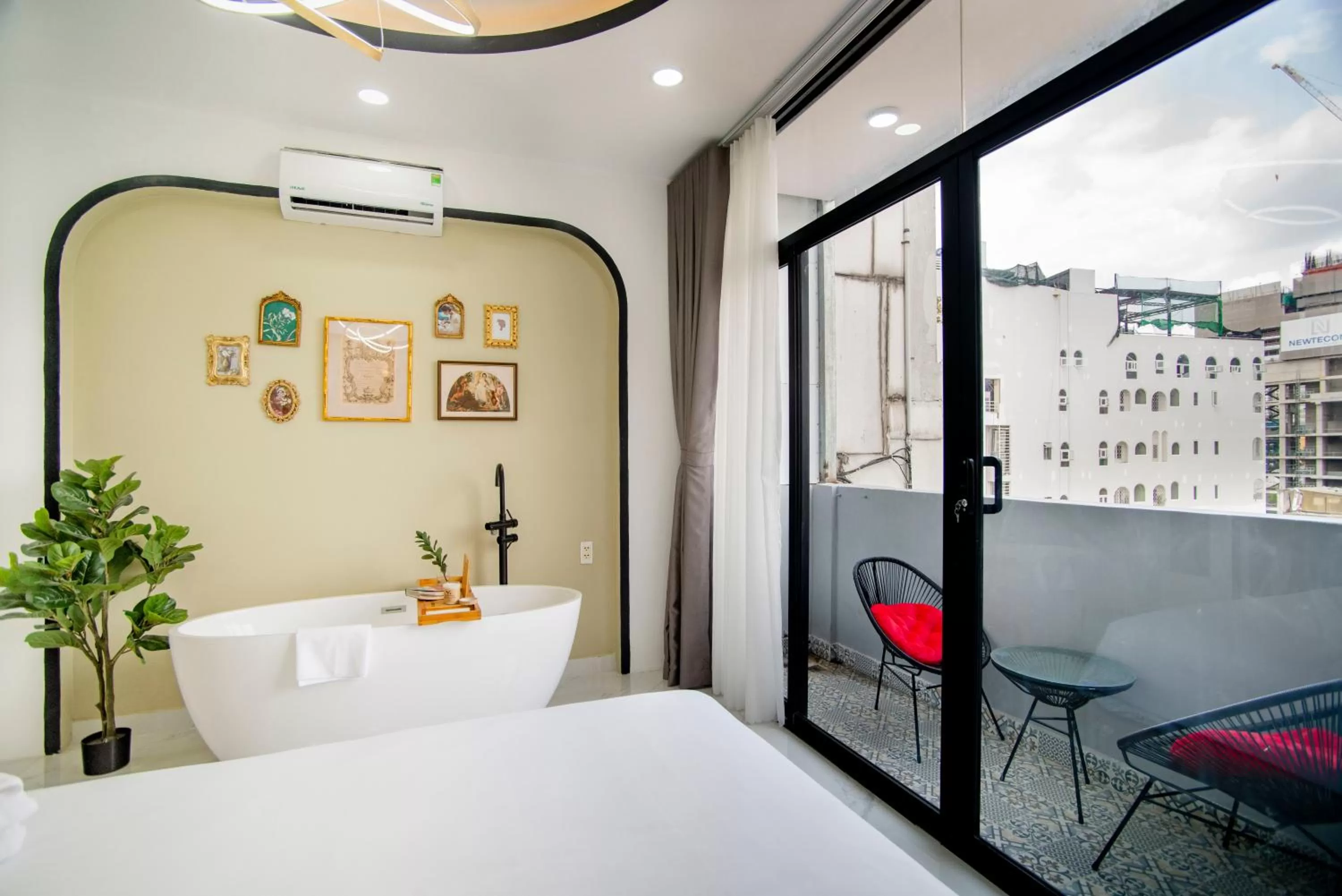 Balcony/Terrace, Bed in SAZI BEN THANH Hotel HCM