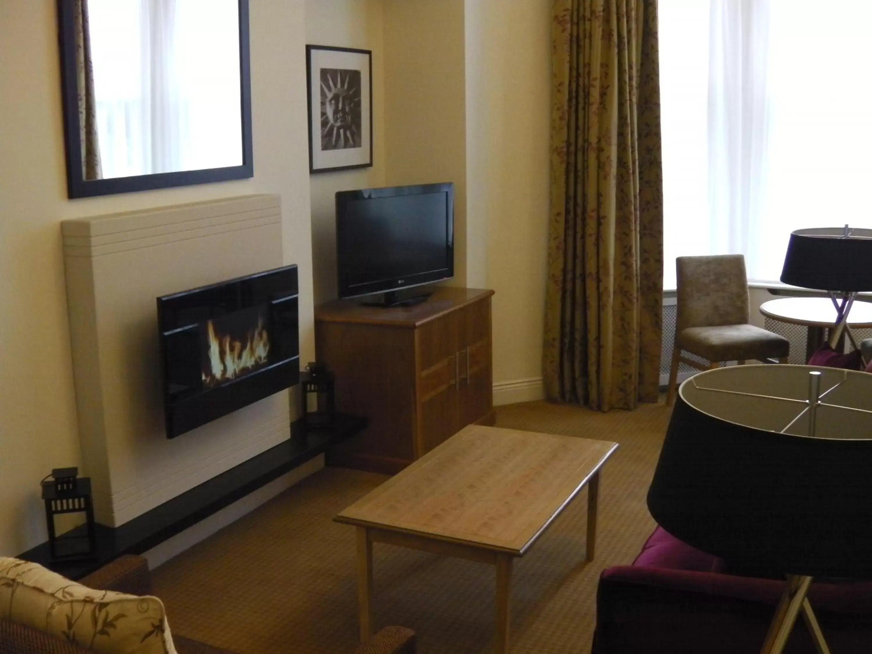 Library, TV/Entertainment Center in Caledonian Hotel
