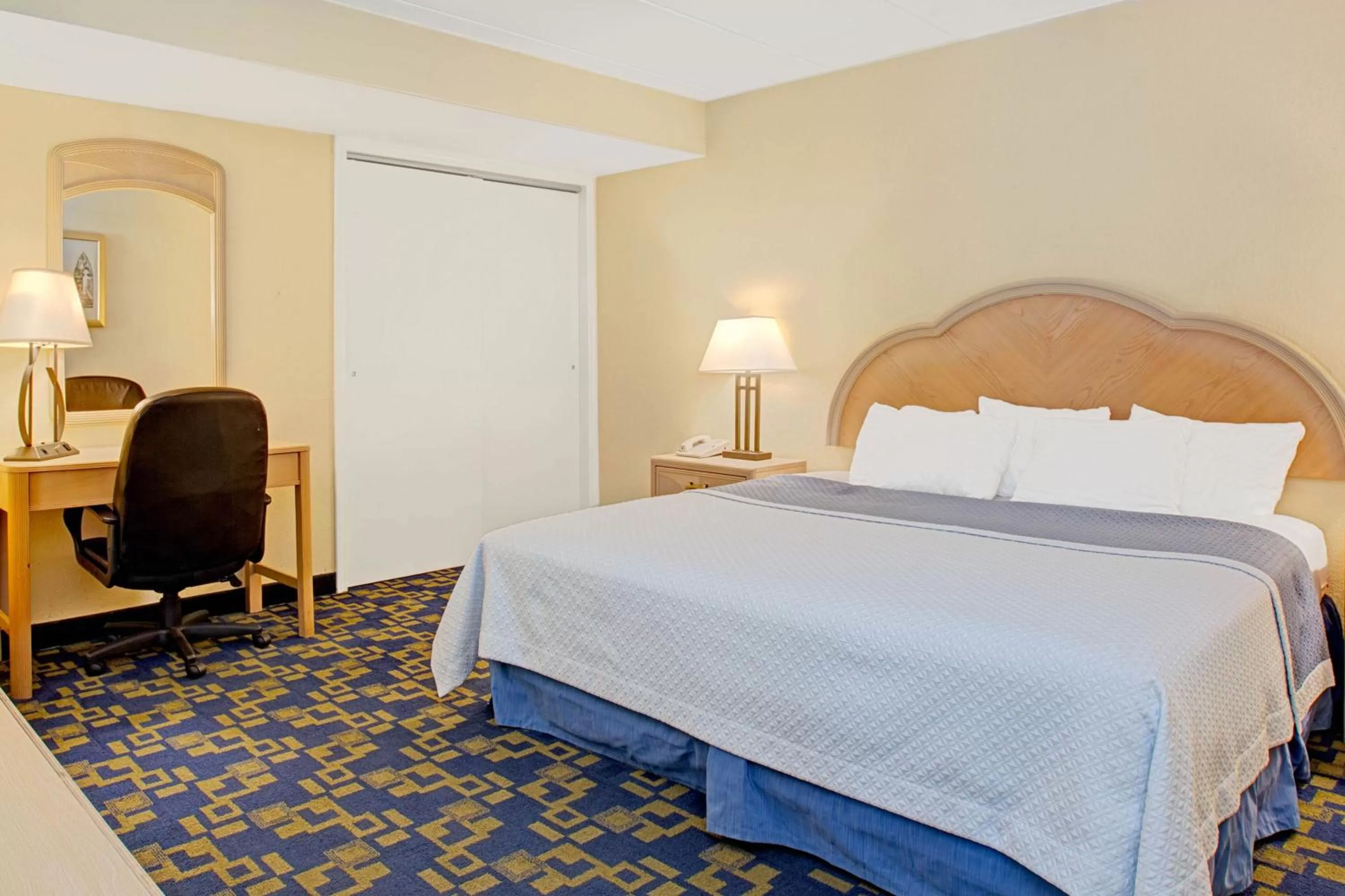 Bed in Days Inn by Wyndham East Windsor/Hightstown