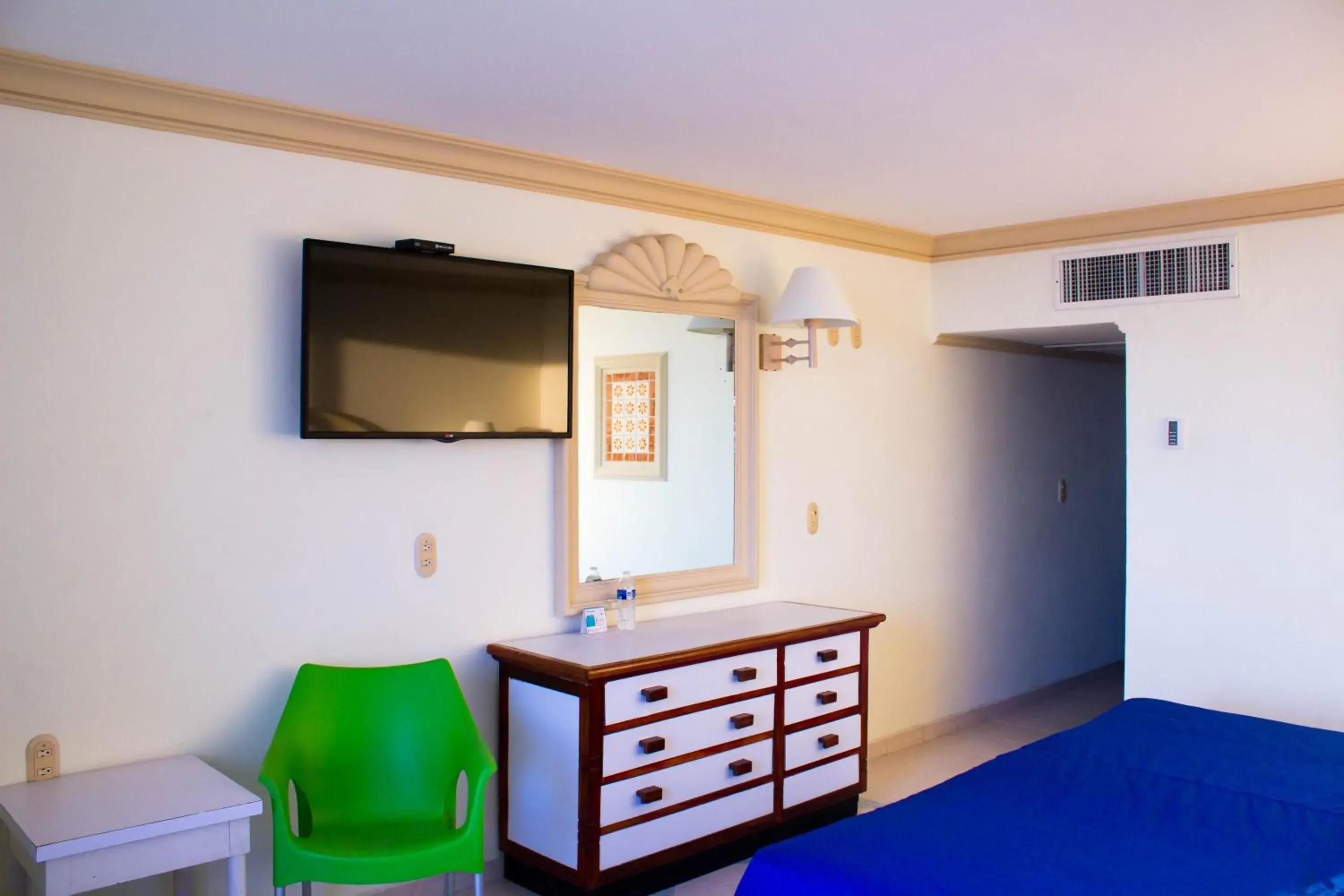 TV and multimedia, TV/Entertainment Center in Hotel Sands Arenas