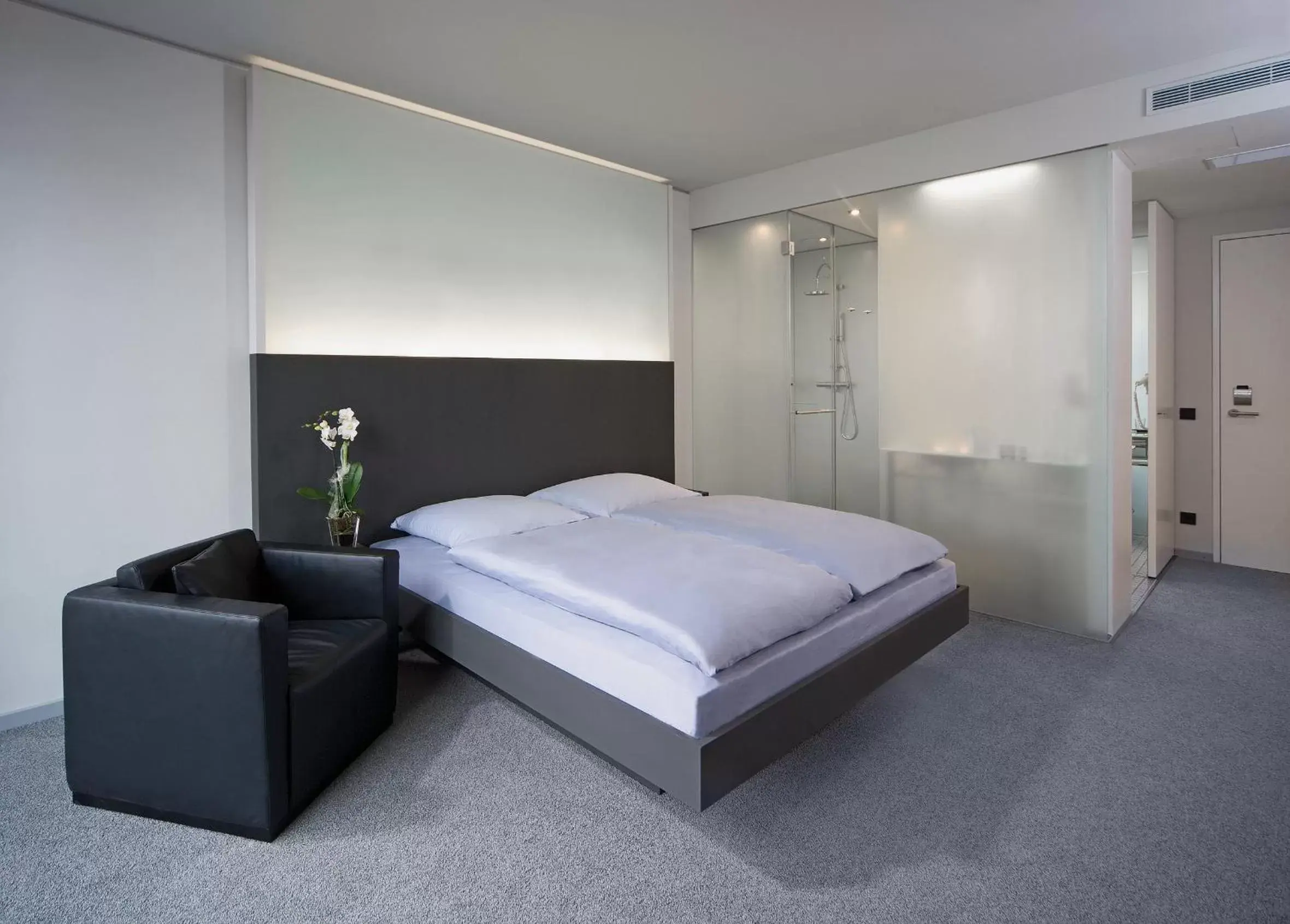 Photo of the whole room, Bed in INNSiDE by Meliá Düsseldorf Derendorf