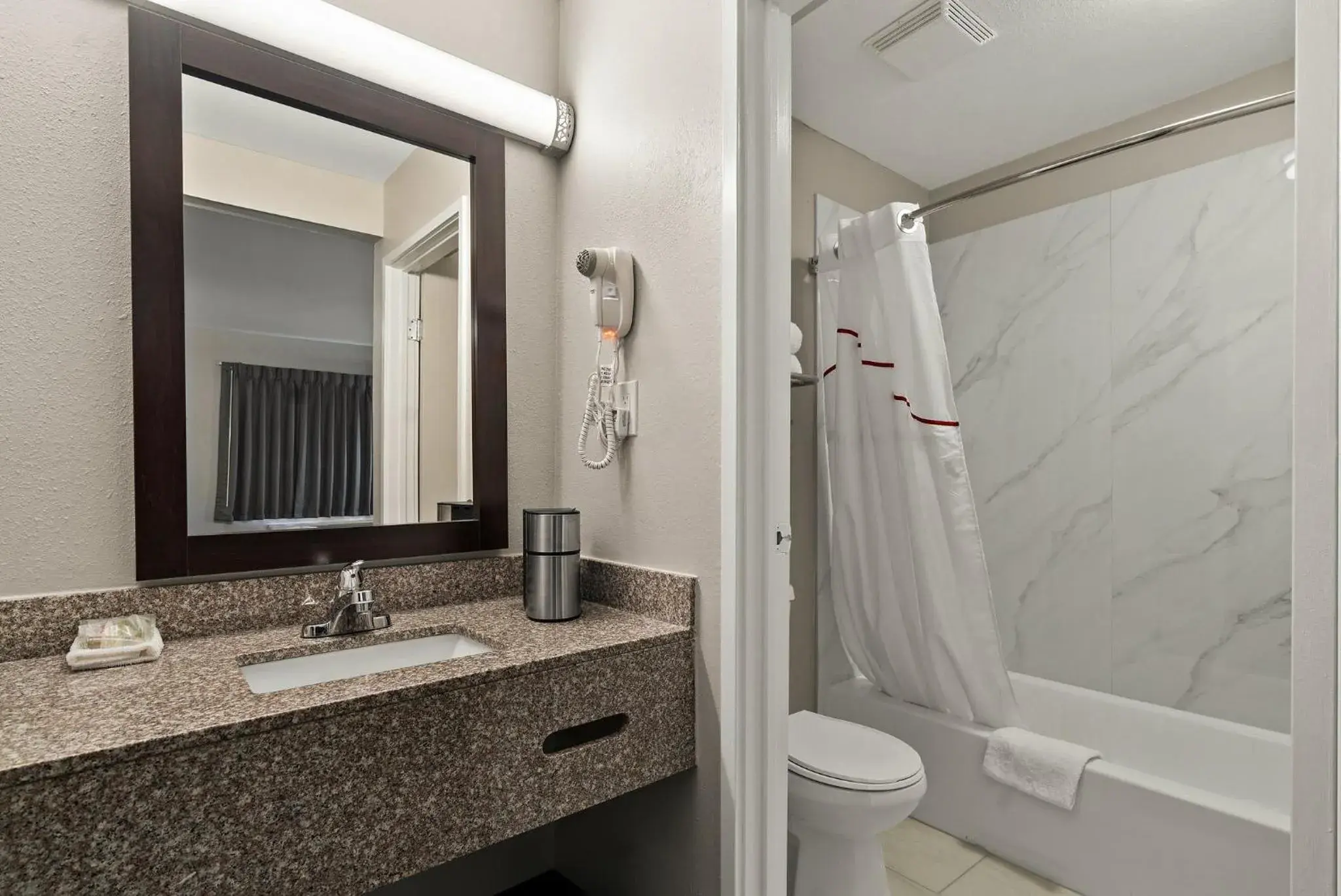 Deluxe King Room Non-Smoking in Red Roof Inn Spartanburg - I-85 Deluxe King Room Non-Smoking in Red Roof Inn Spartanburg - I-85