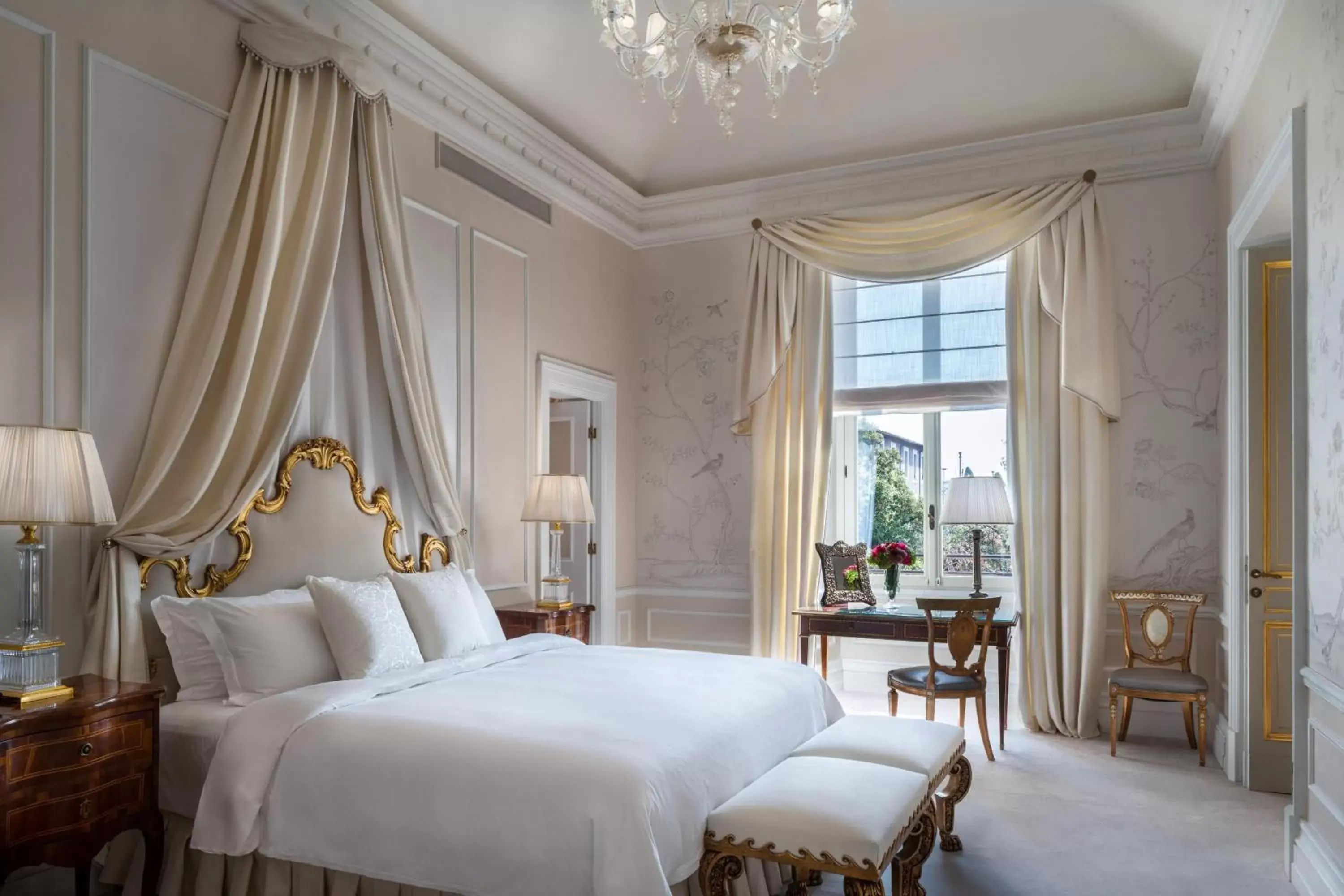 Photo of the whole room, Bed in The St. Regis Rome