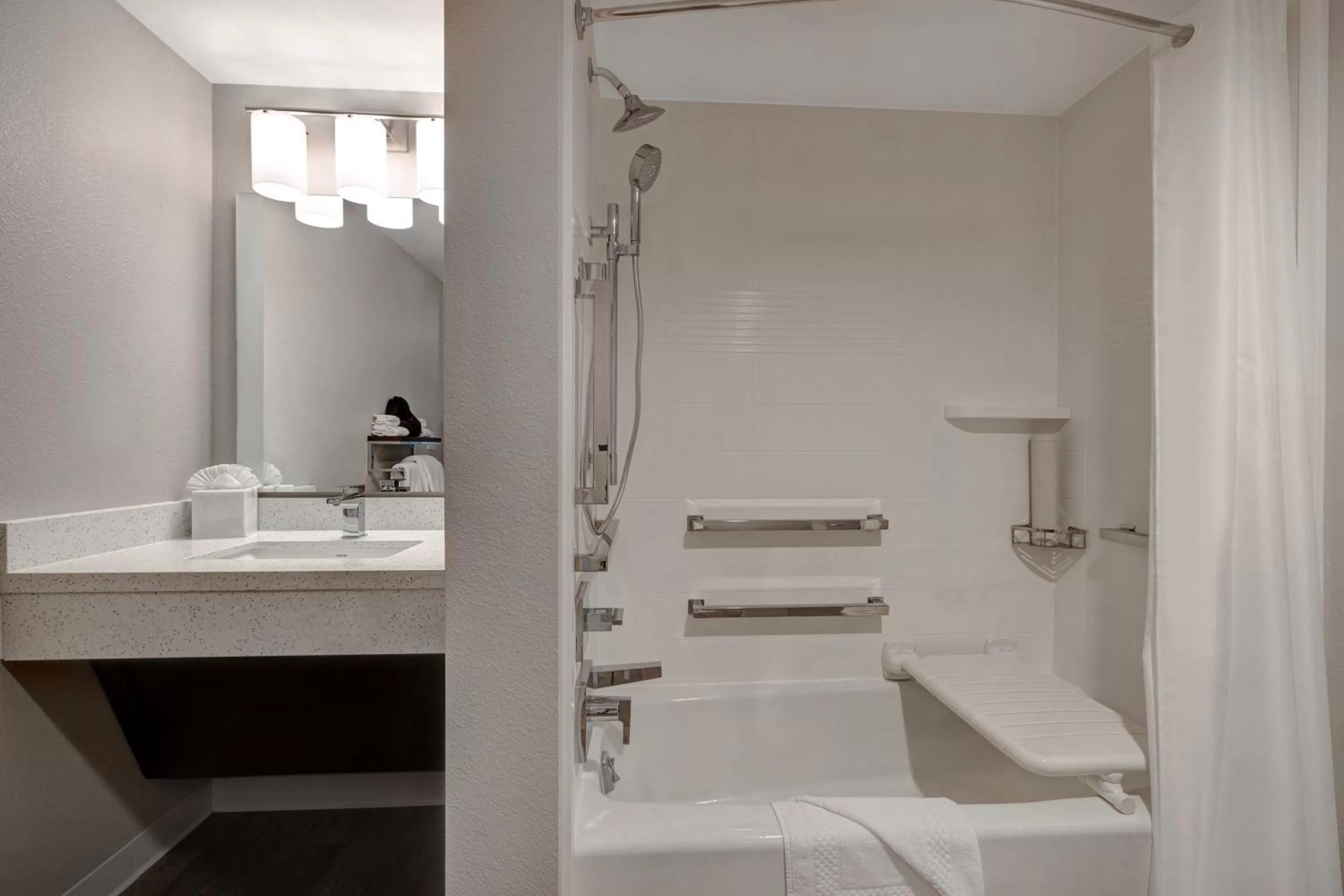 Bathroom in TownePlace Suites by Marriott San Luis Obispo