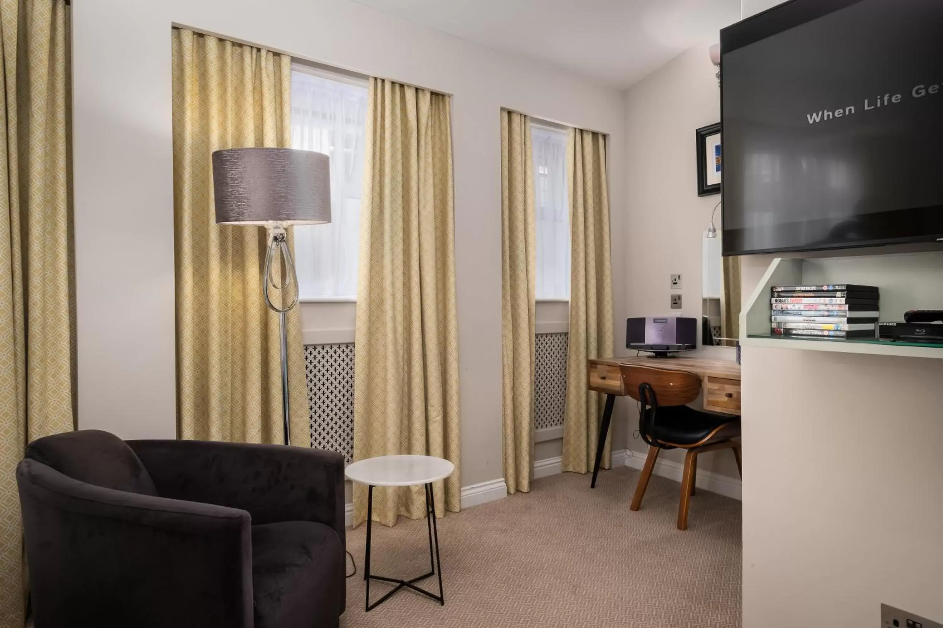 Bedroom, TV/Entertainment Center in Roxford Lodge Hotel