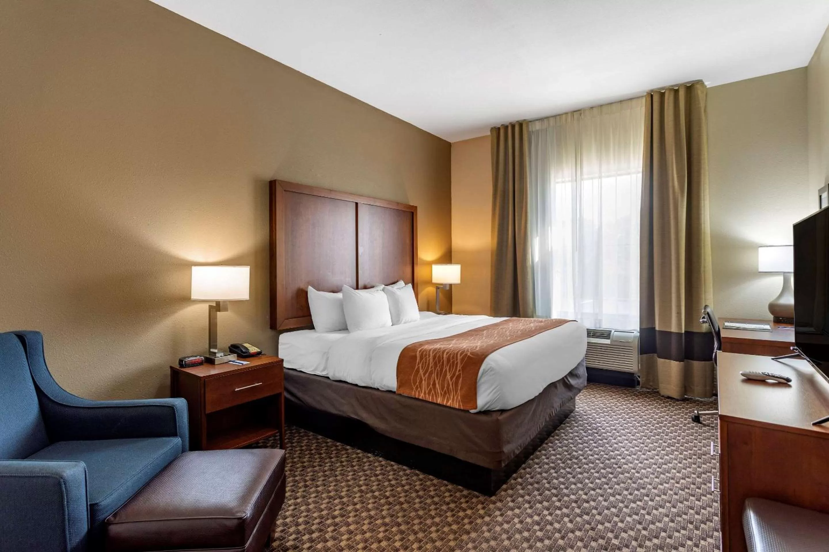 Photo of the whole room, Bed in Comfort Inn & Suites Atoka-Millington