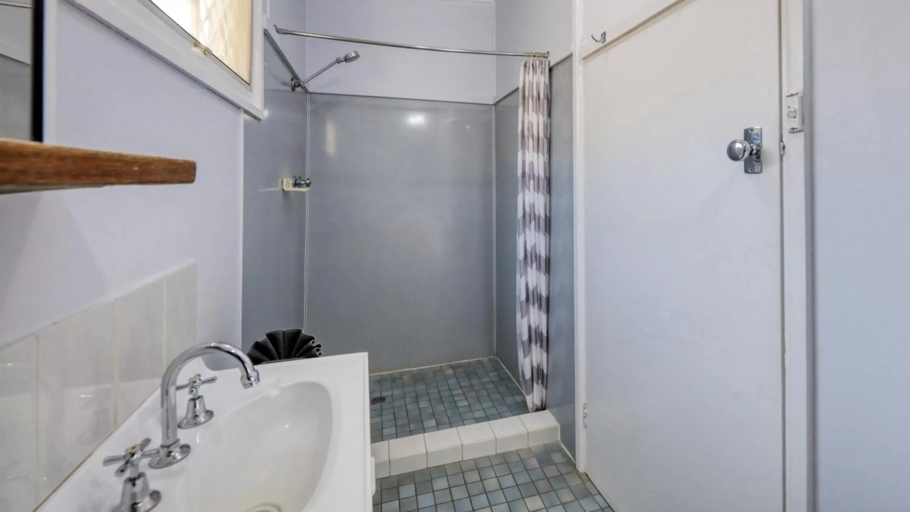 Shower, Bathroom in Darling River Motel