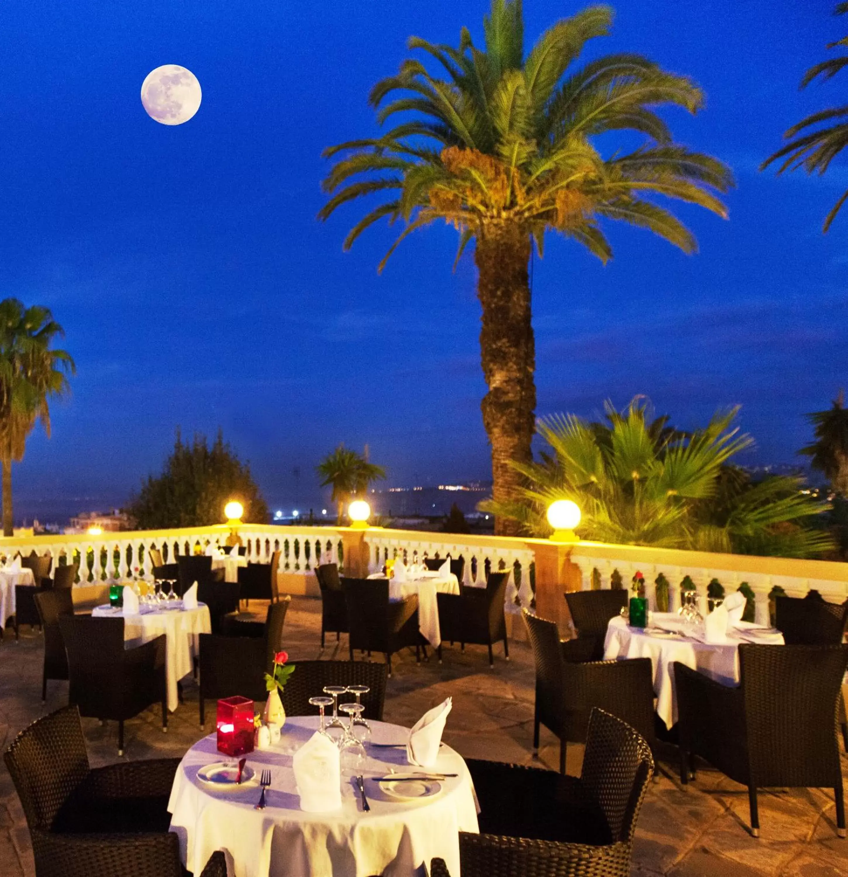 BBQ facilities, Restaurant/Places to Eat in Grand Hotel Villa de France