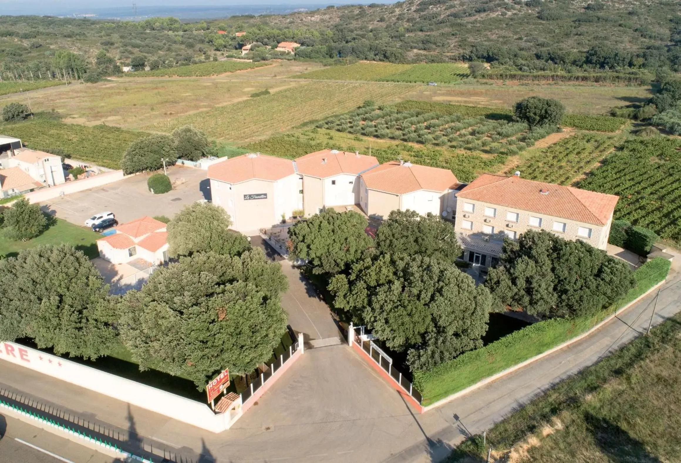 Property building, Bird's-eye View in greet hôtel Pont du Gard - Route d'Avignon