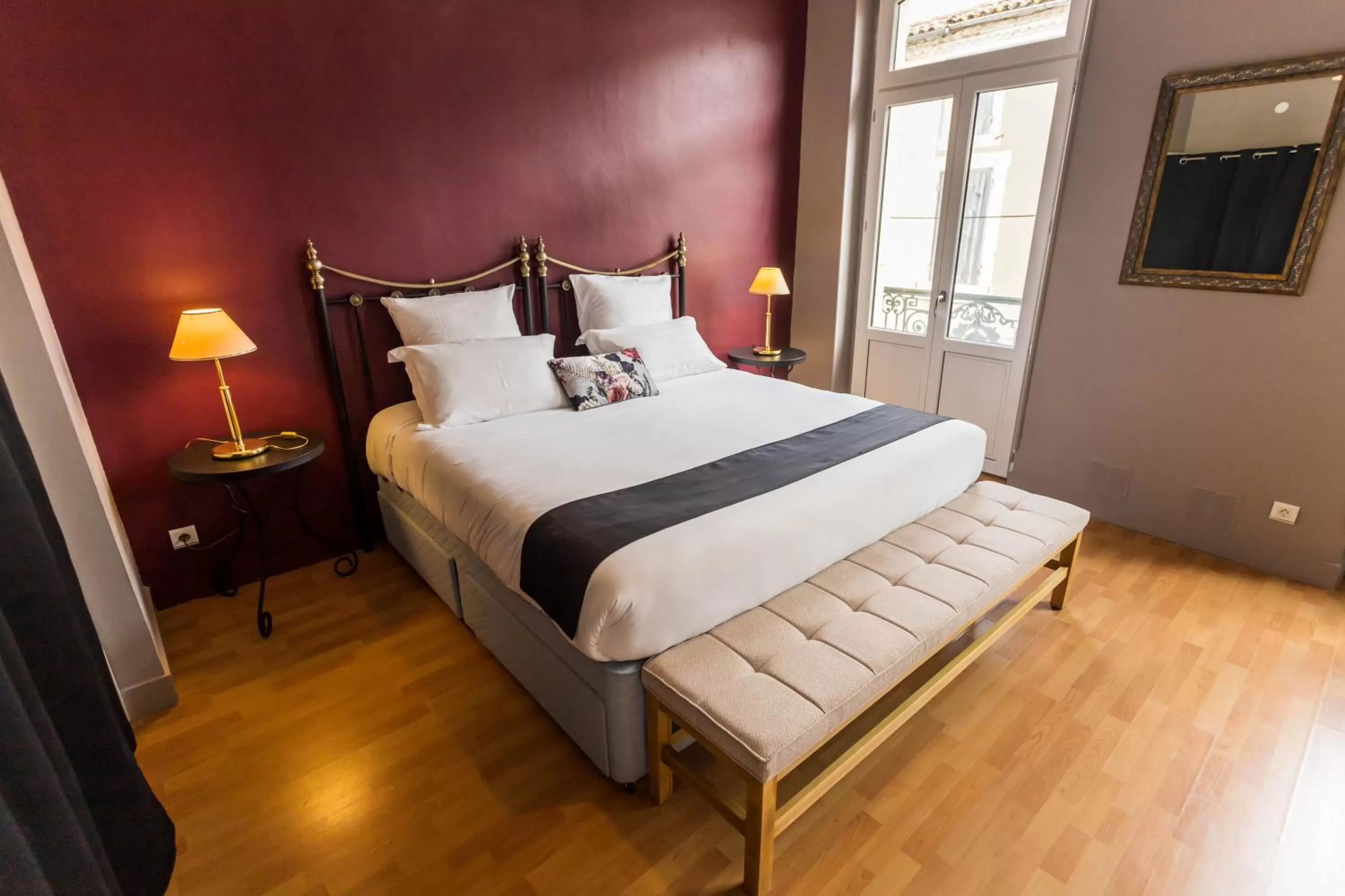 Bed in CÔTE GARONNE le BALCON DES DAMES -hôtel et restaurant- Tonneins Fauillet Marmande - vue panoramique bord de Garonne chambres climatisées