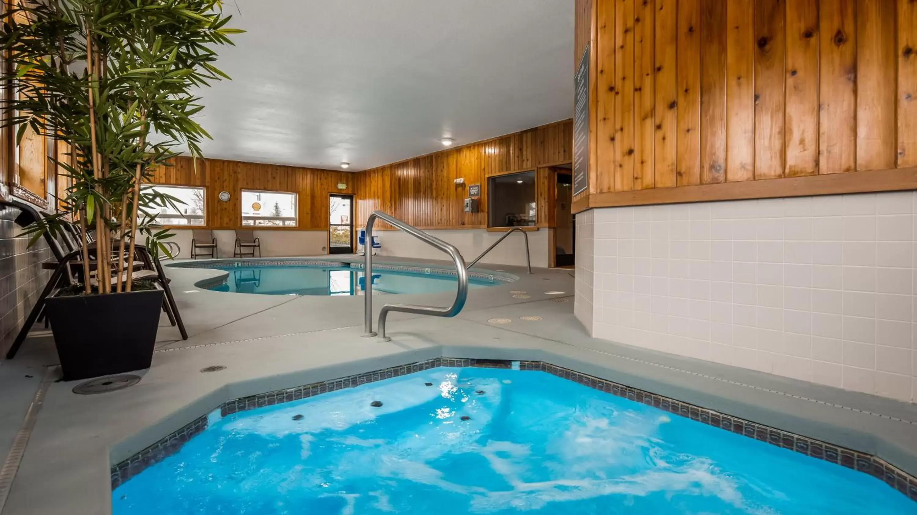 Hot Tub, Swimming Pool in Best Western McMinnville Inn