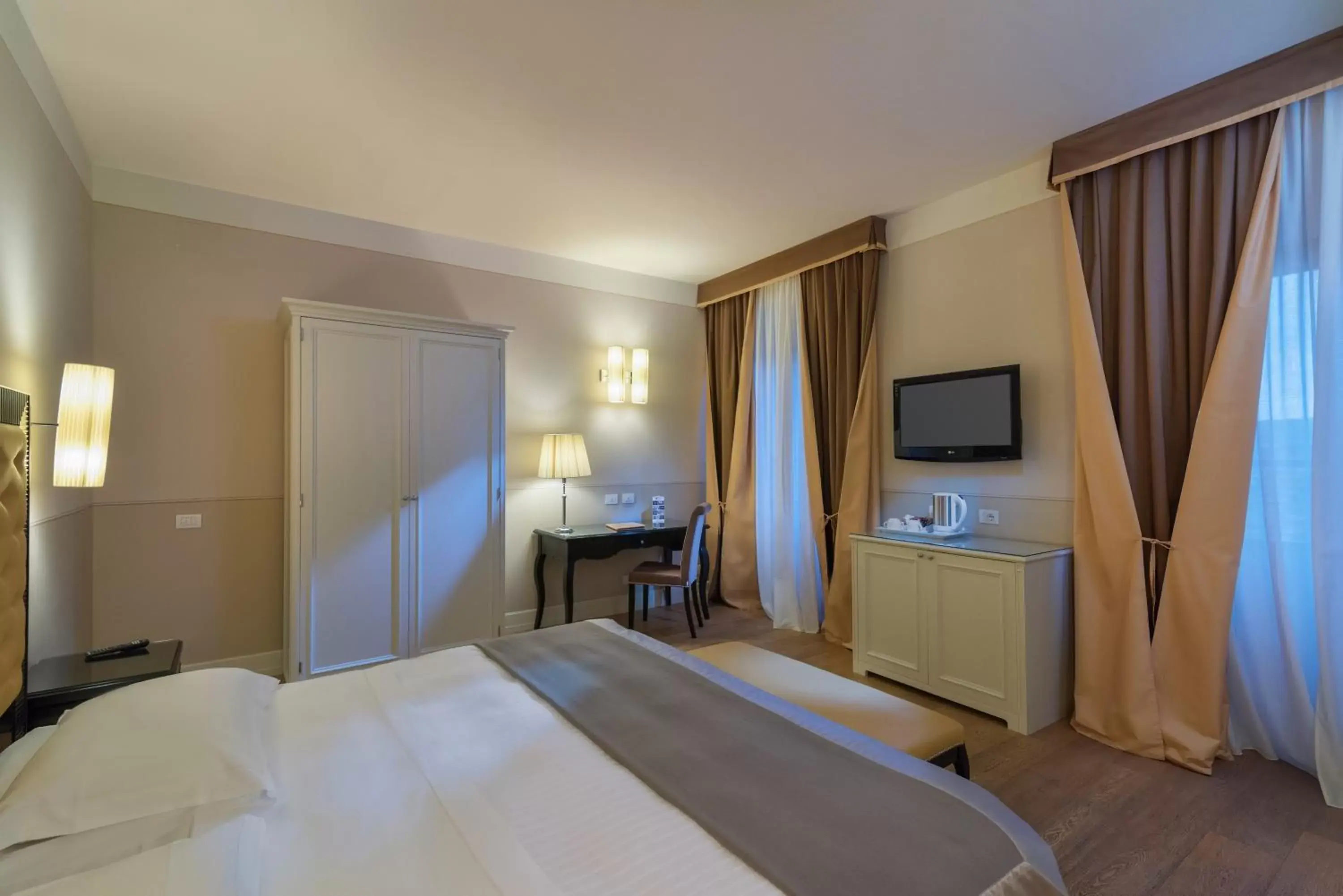 Photo of the whole room, Bed in Hotel Palazzo San Lorenzo & Spa