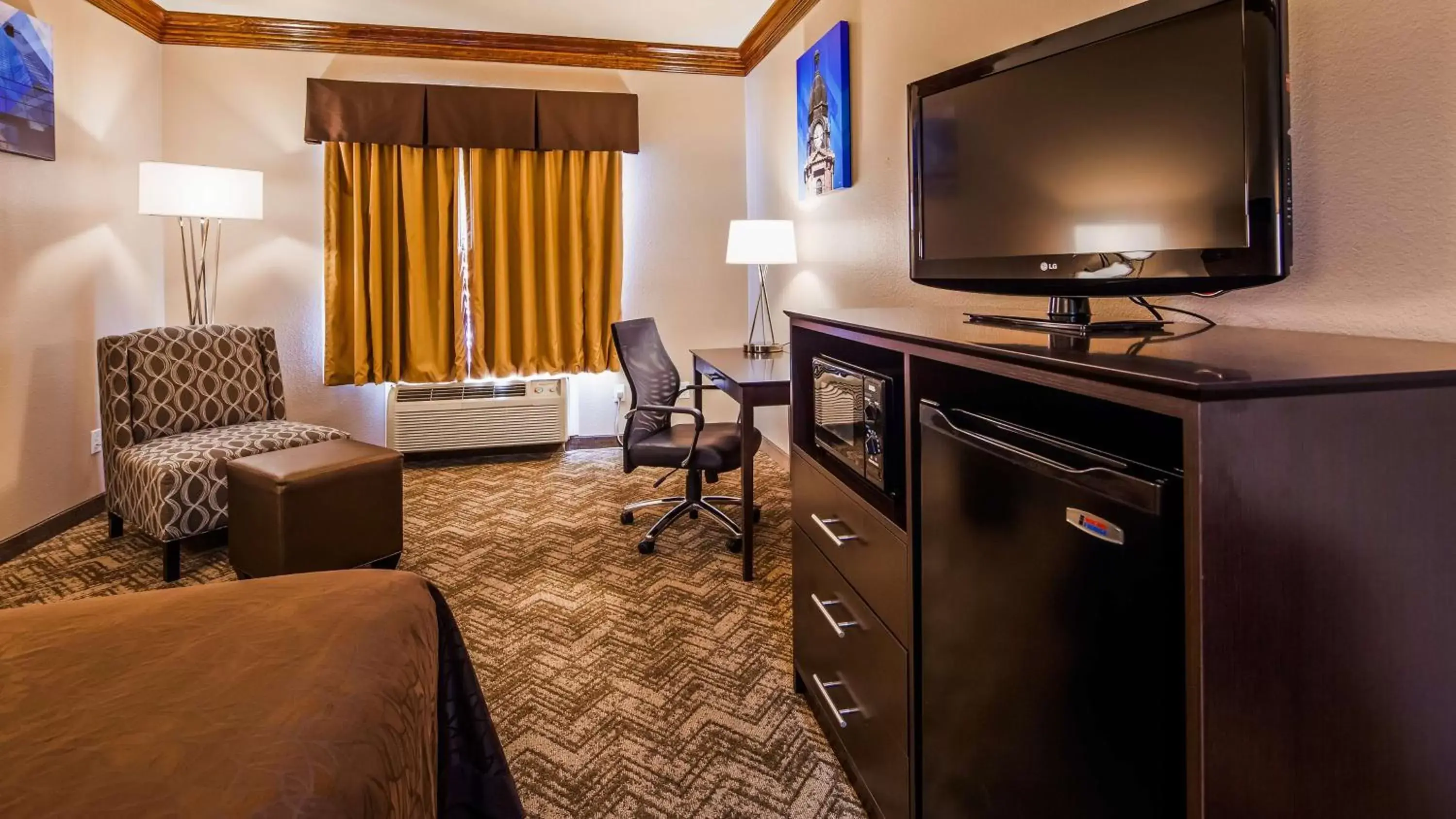 Photo of the whole room, TV/Entertainment Center in Best Western Fort Worth Inn and Suites