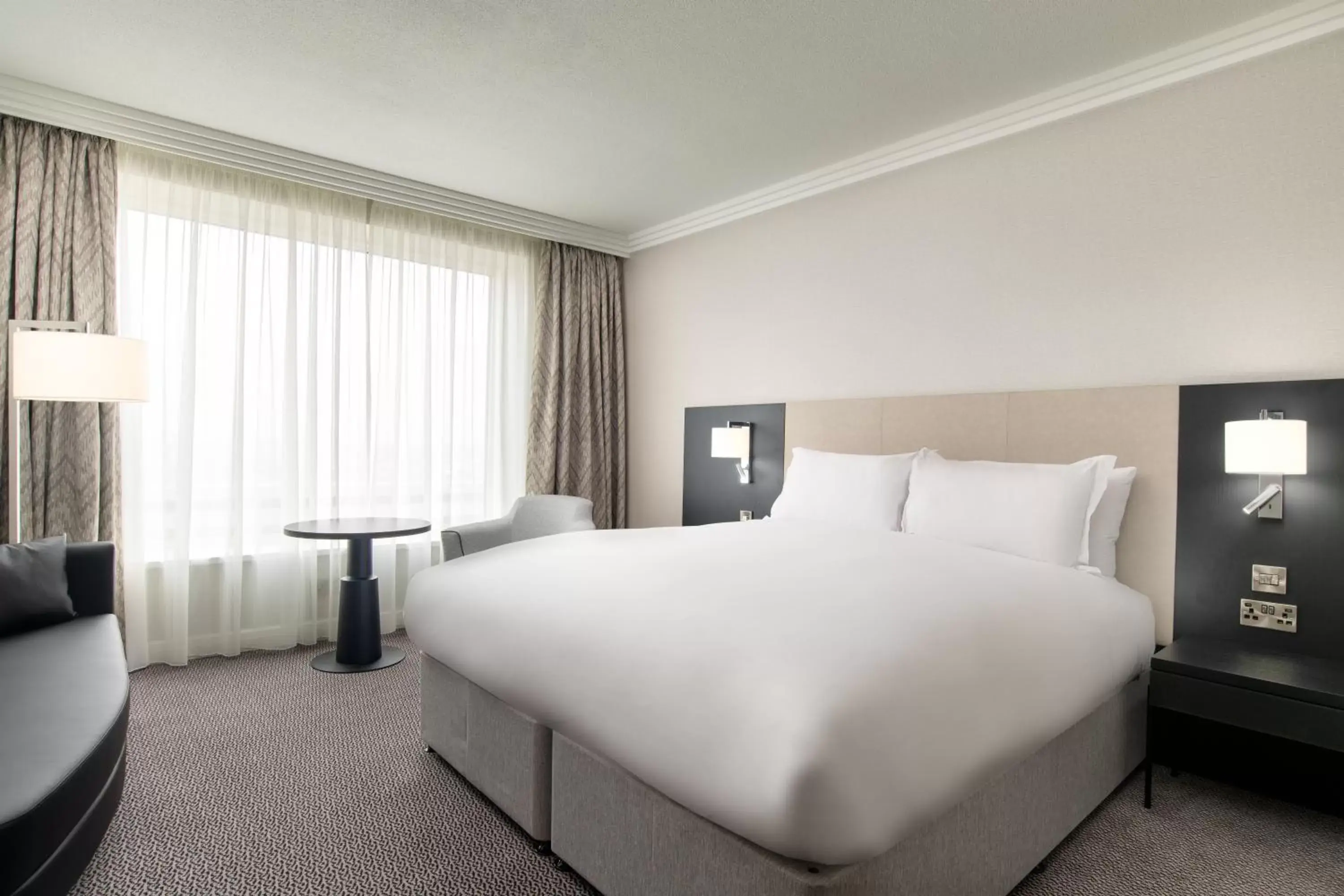 Bed in Sofitel London Gatwick